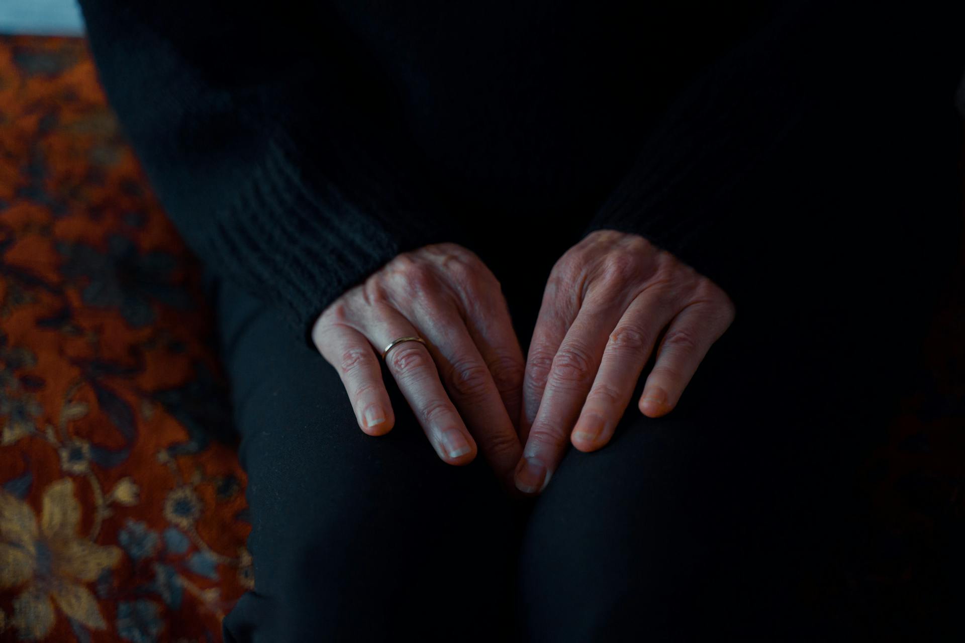 Las manos de una persona sobre su regazo | Fuente: Pexels