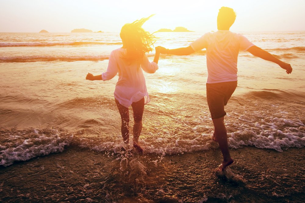 pareja feliz en la playa, vacaciones de verano o luna de miel. I Foto: Shutterstock