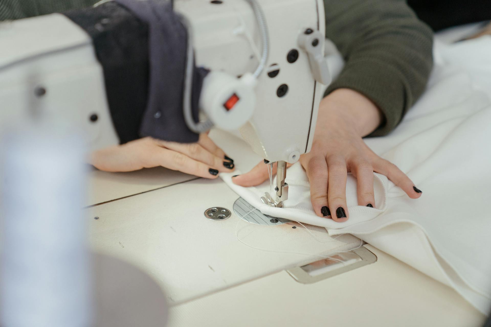 Una mujer cosiendo ropa | Fuente: Pexels