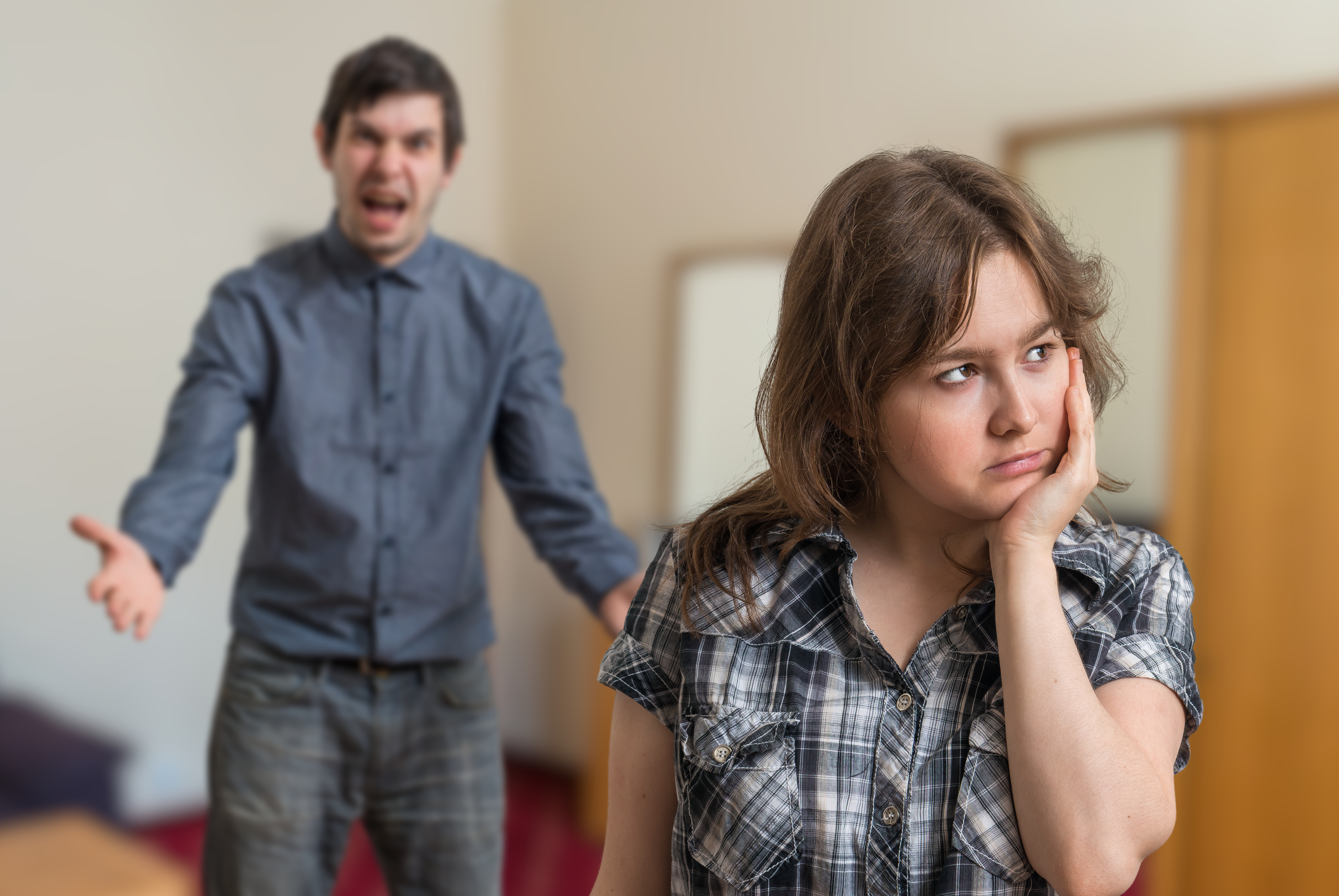 Un hombre gritando a una mujer | Foto: Shutterstock