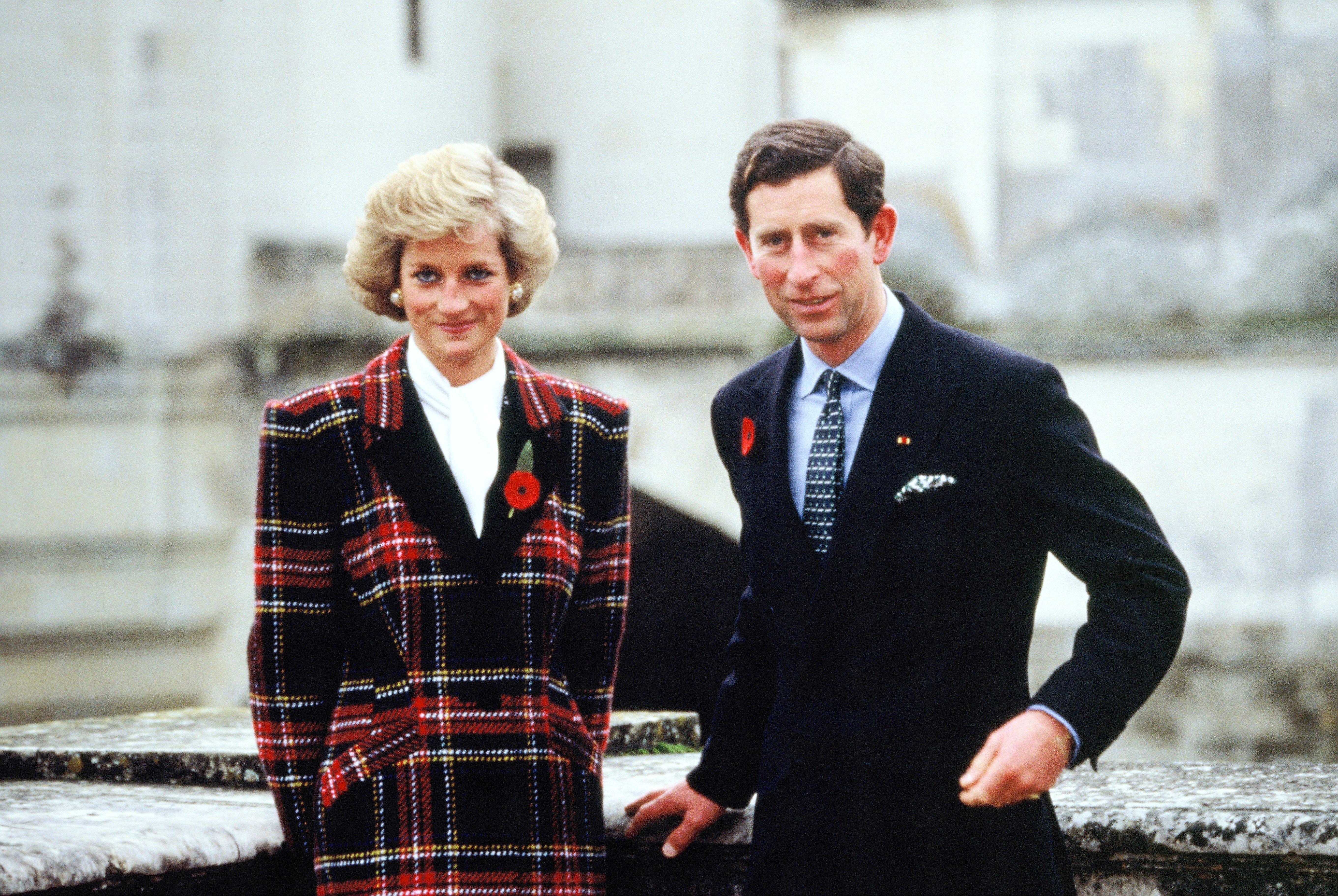 El príncipe Charles y la princesa Diana posan fuera del Chateau de Chambord durante su visita oficial a Francia el 9 de noviembre de 1988 en Chambord. | Foto: Getty Images