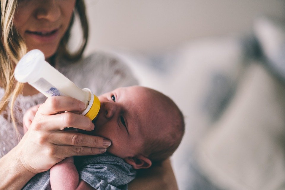 Mamá alimentando a su bebé con biberón.| Imagen: Max Pixel
