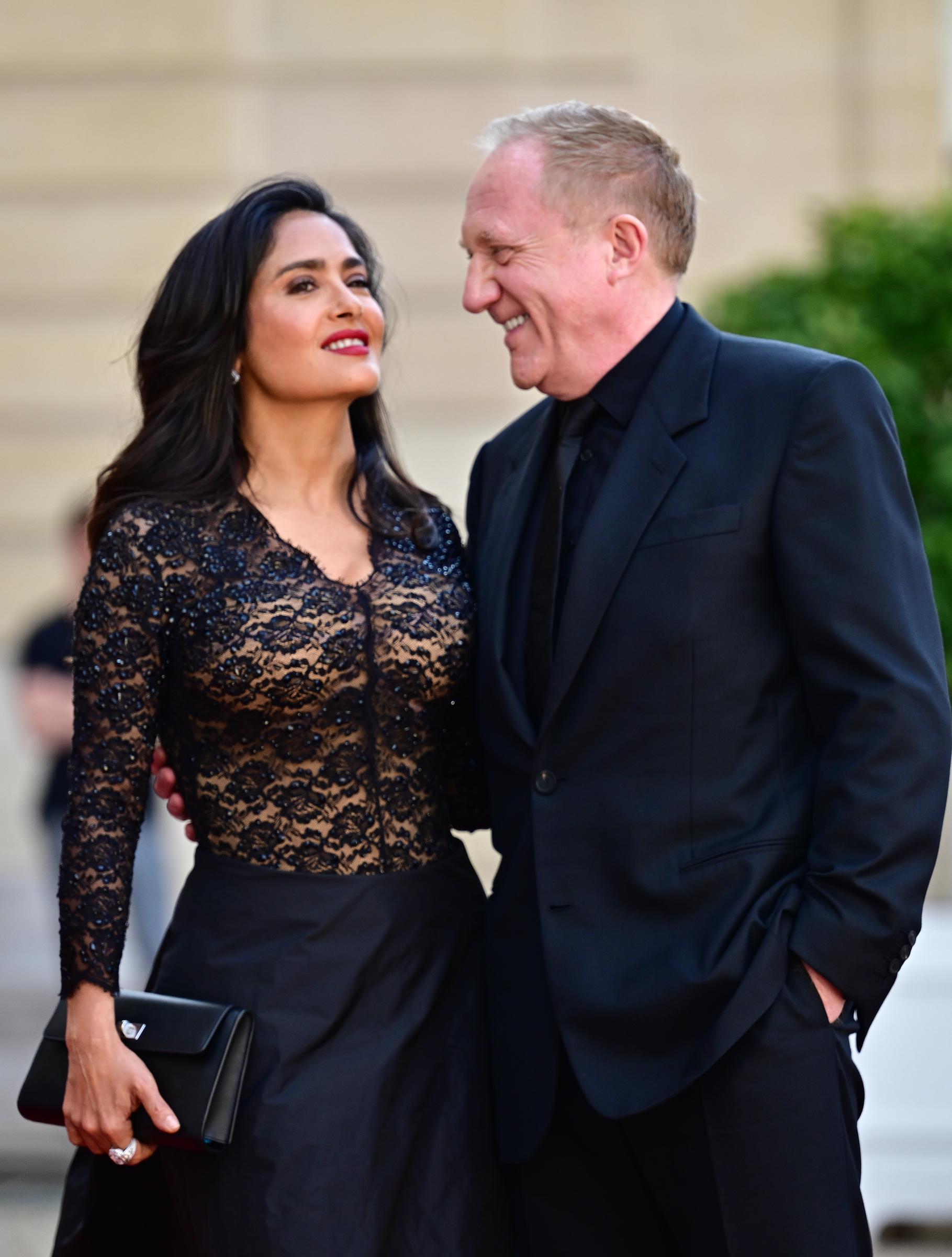 Salma Hayek y Francois-Henri Pinault asisten a una cena oficial de Estado como parte de la visita de Estado del presidente de EE.UU. a Francia en París, Francia, el 8 de junio de 2024 | Fuente: Getty Images