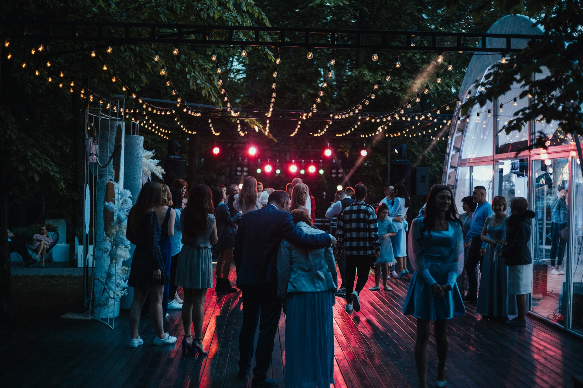 Gente reunida en una fiesta | Fuente: Unsplash