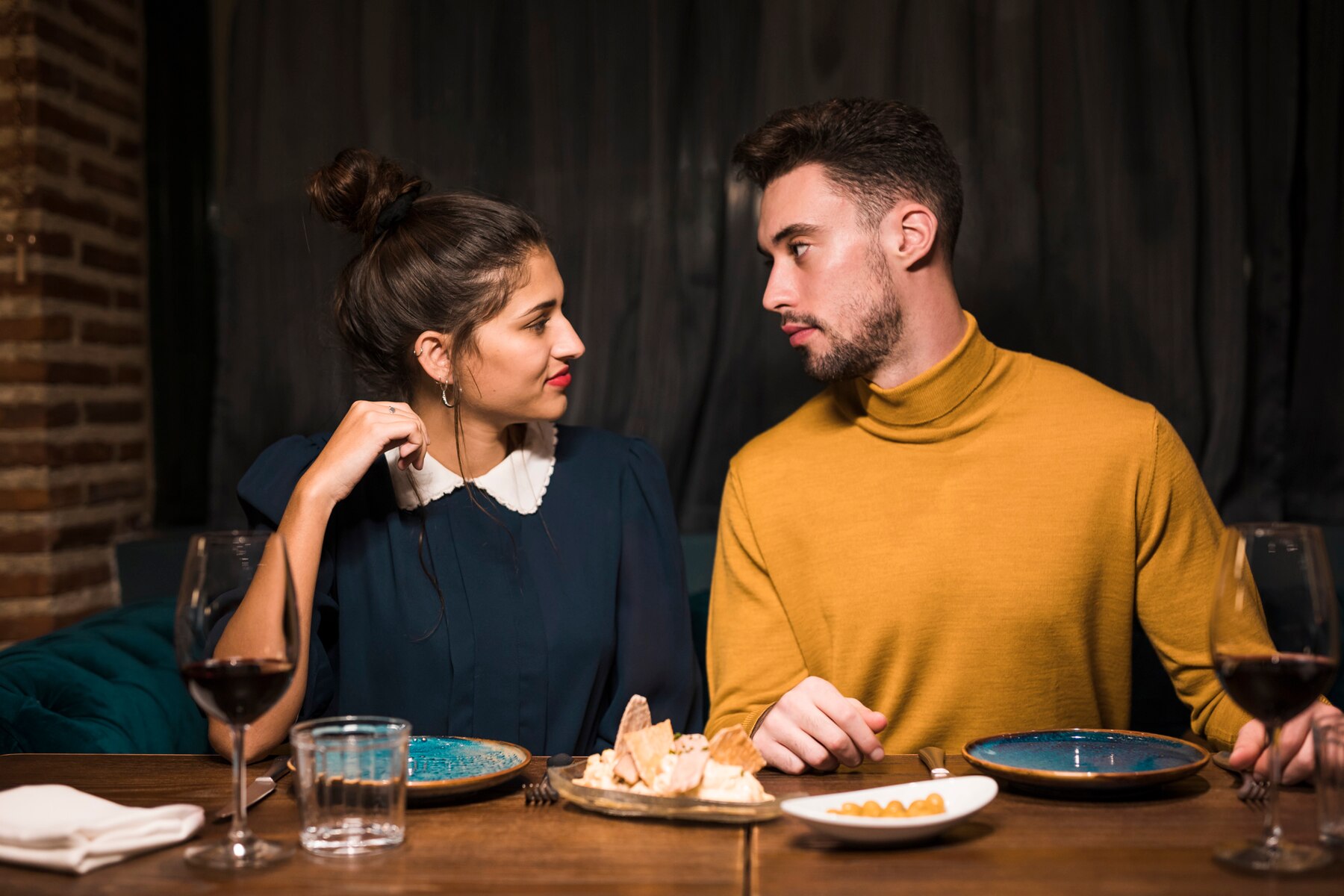 Una pareja seria en el restaurante | Fuente: Freepik