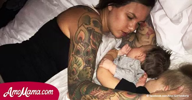 Foto de mamá durmiendo con sus niños genera acalorado debate en línea