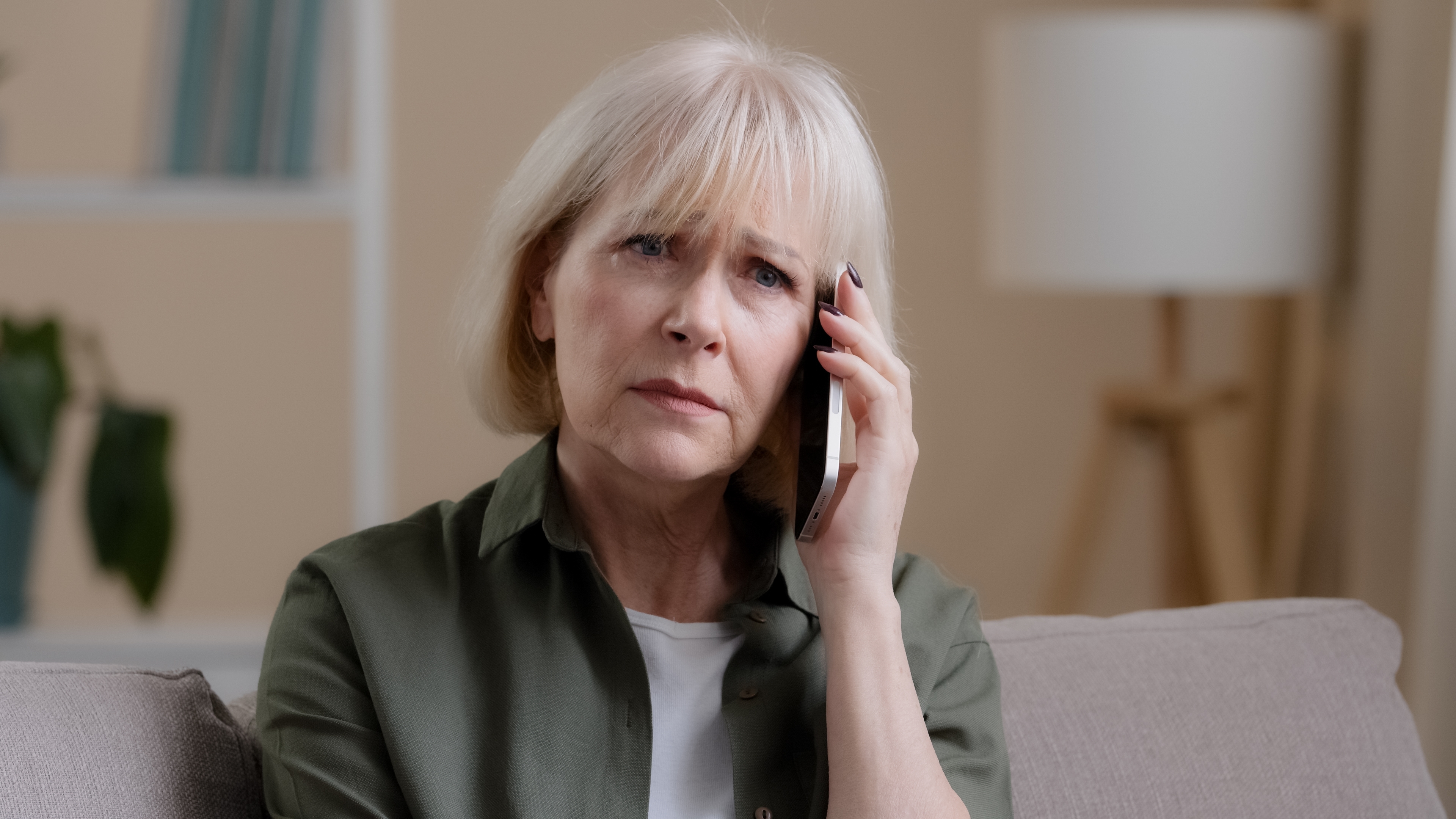 Una mujer mayor preocupada hablando por teléfono | Fuente: Shutterstock