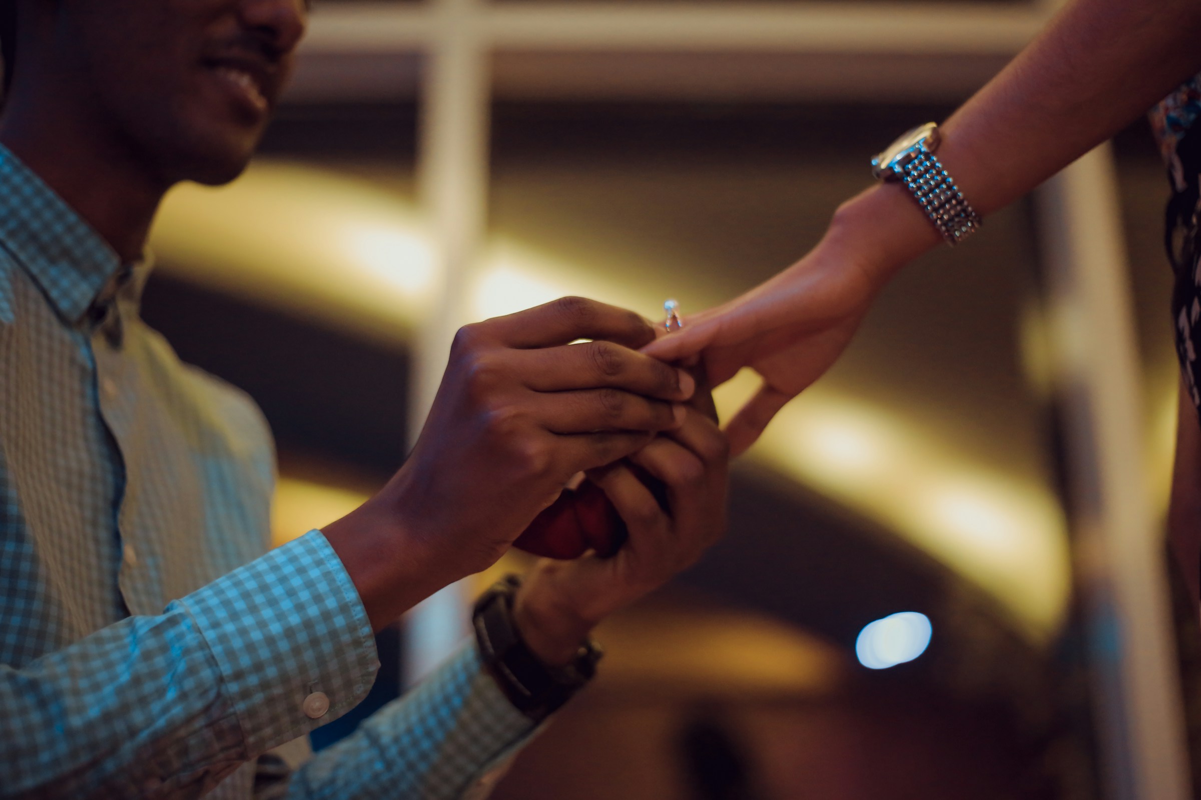 Hombre poniendo un anillo a una mujer | Foto: Unsplash