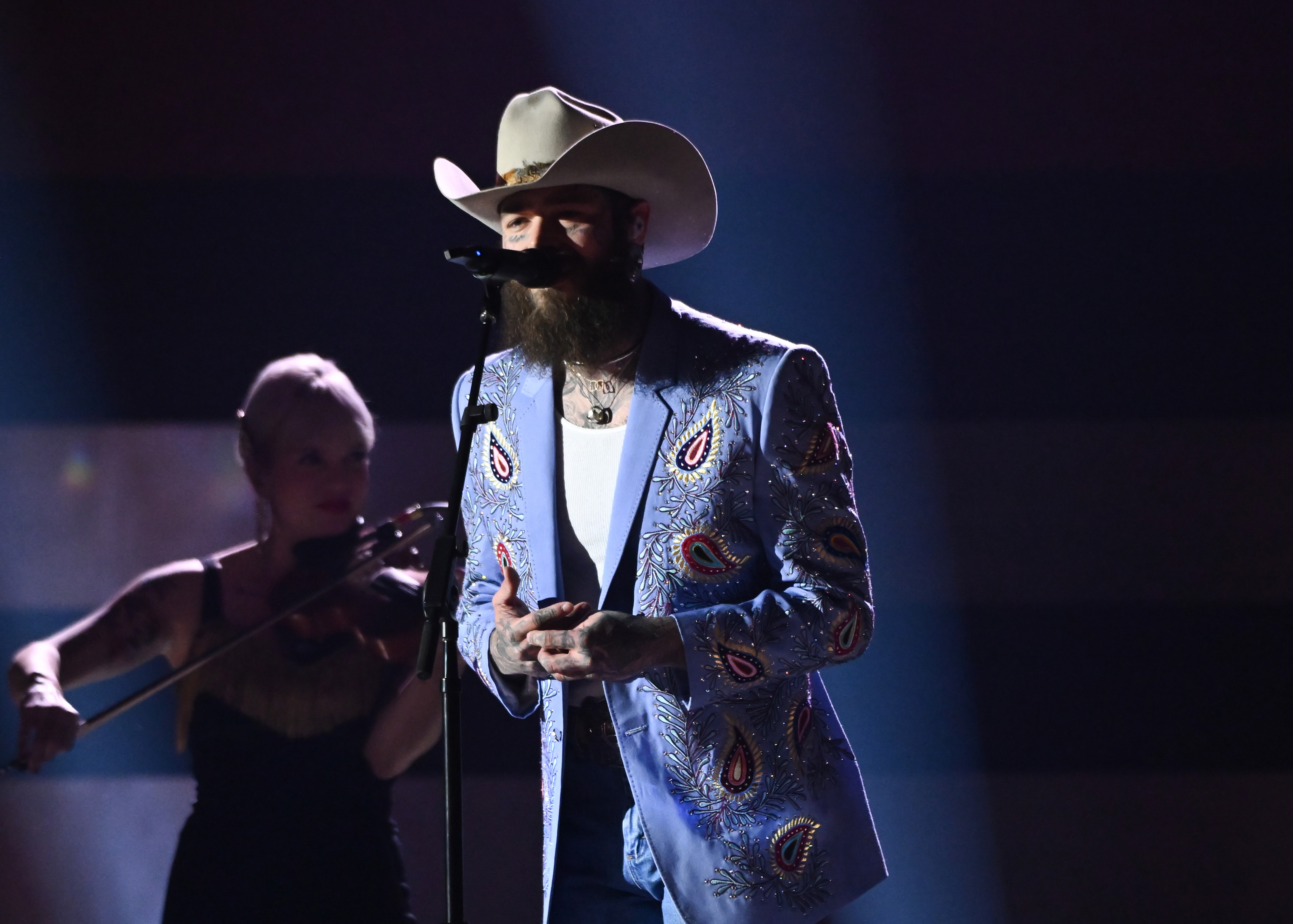 Post Malone actúa en el escenario de los 58º Premios Anuales de la CMA el 20 de noviembre de 2024, en Nashville, Tennessee | Fuente: Getty Images