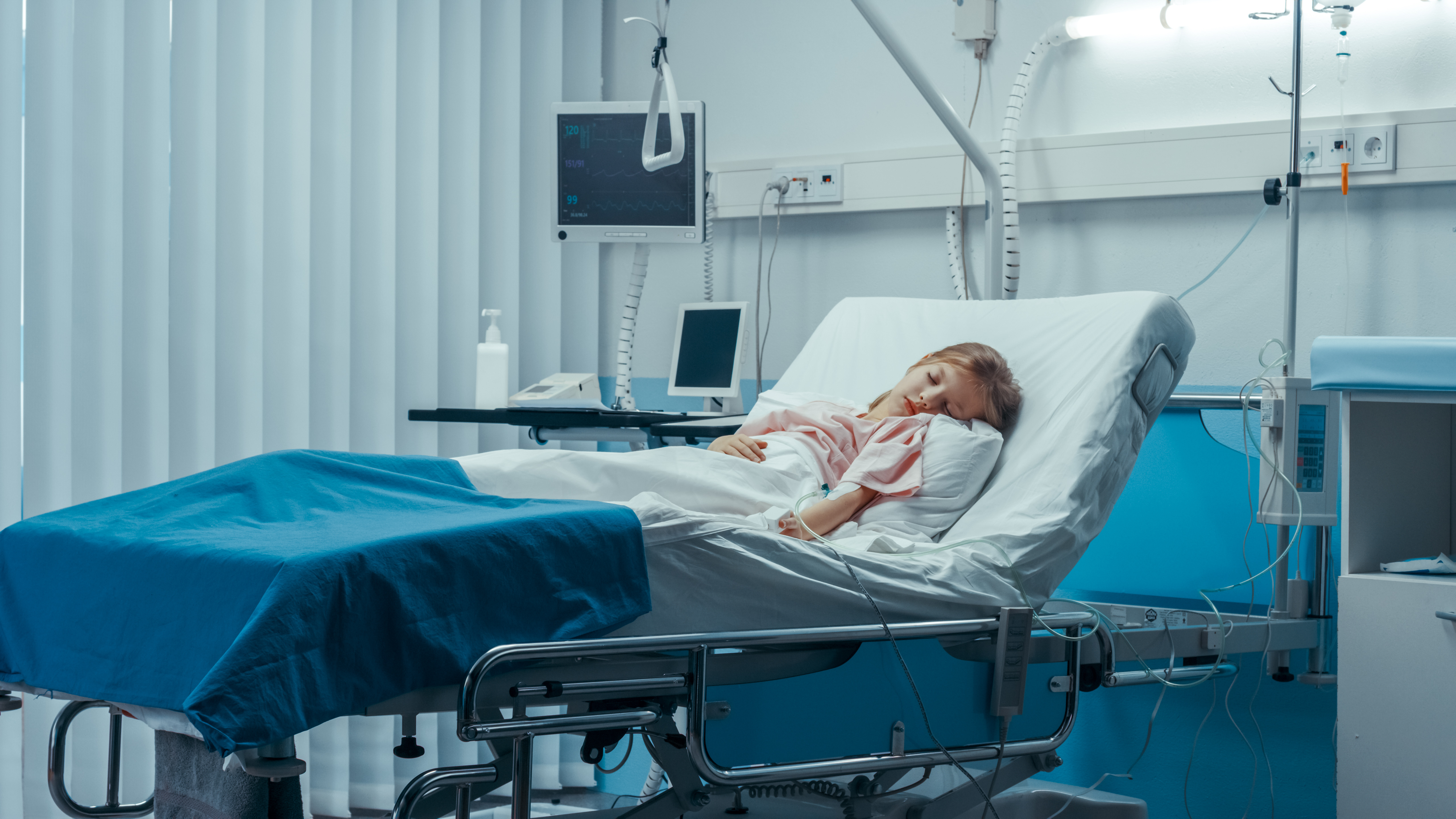 Niña enferma duerme en una cama del hospital infantil | Fuente: Shutterstock.com