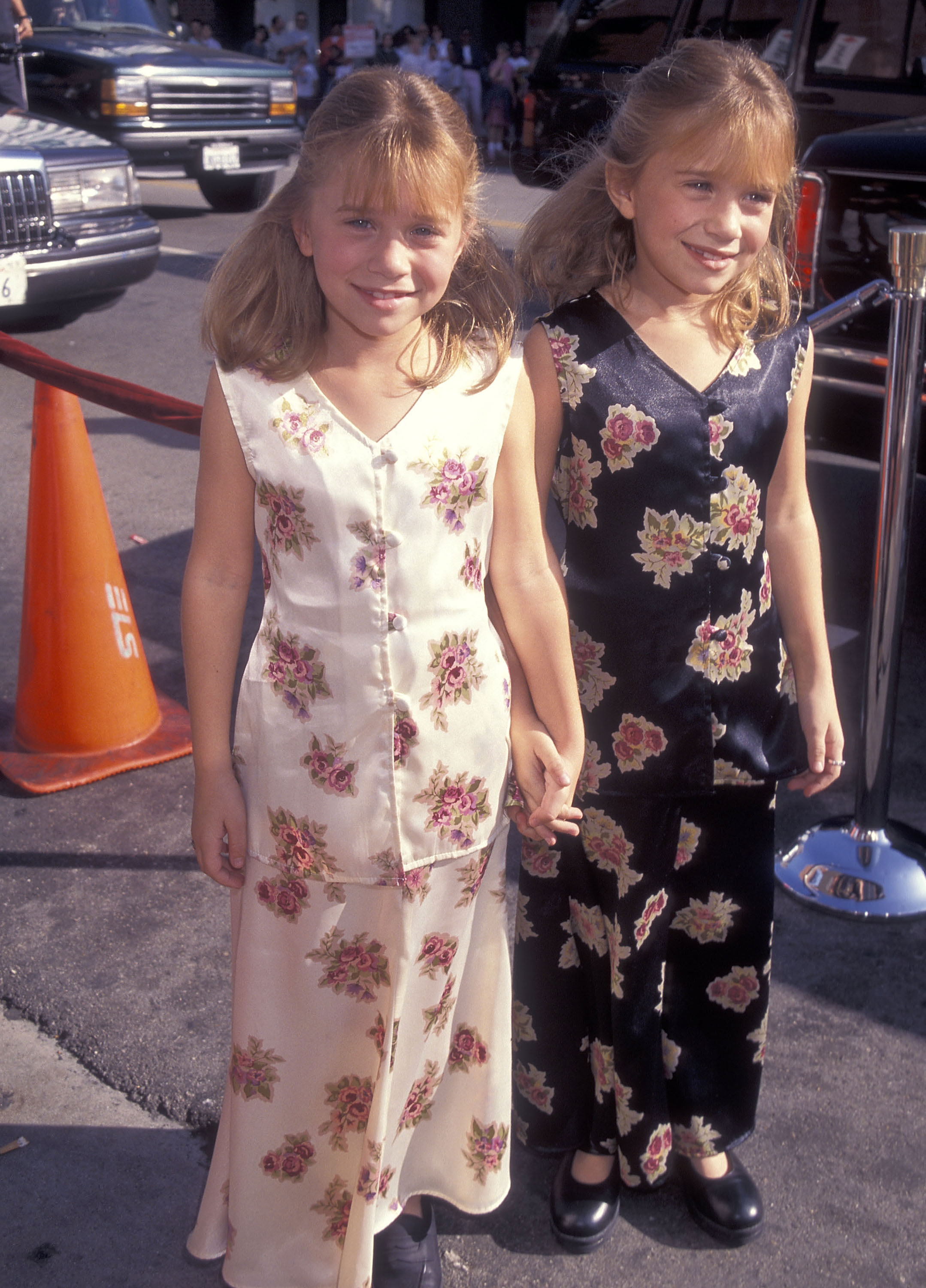 Mary-Kate y Ashley Olsen en el estreno de "It Takes Two" en Westwood el 11 de noviembre de 1995, en Westwood, California | Fuente: Getty Images