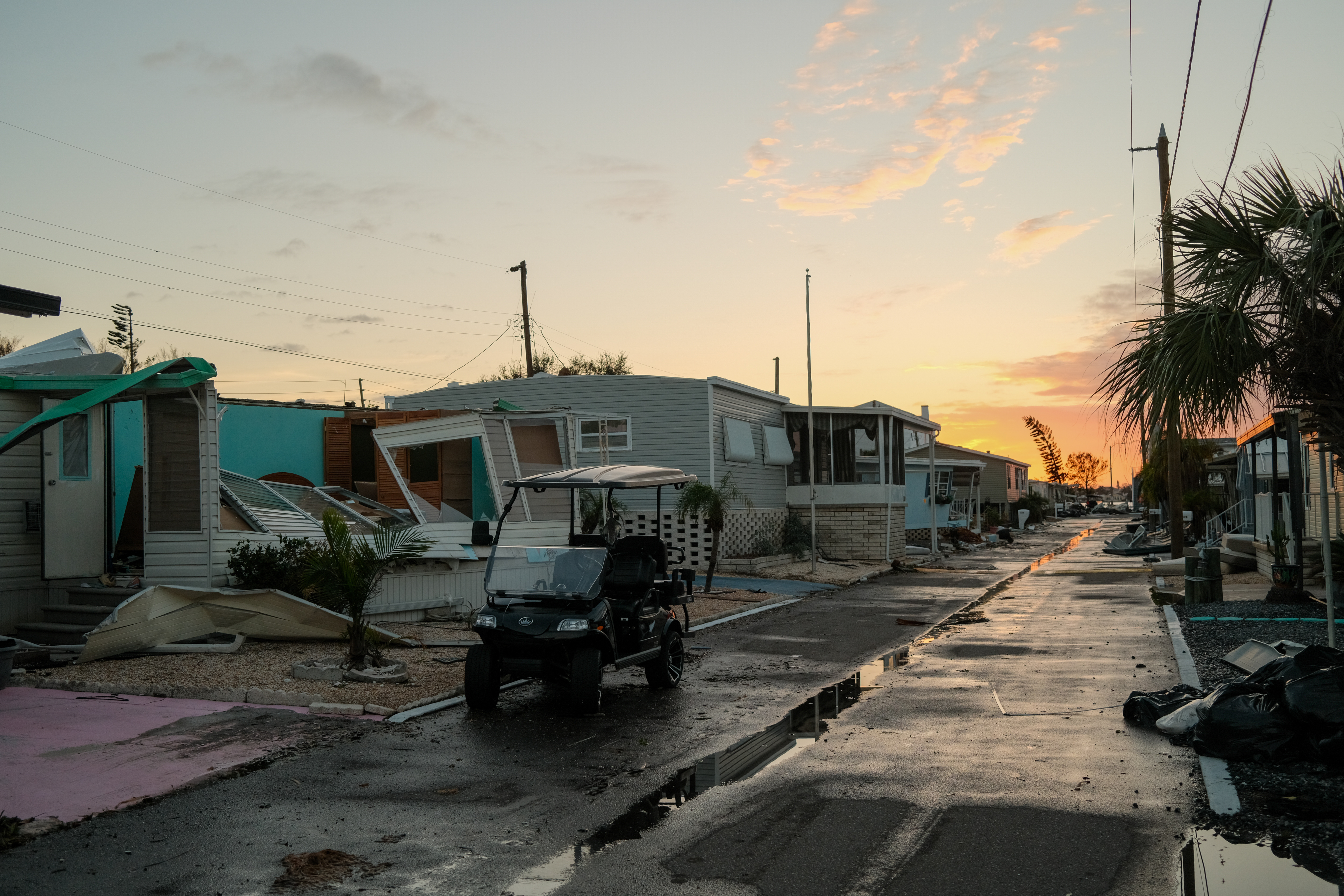 Un parque de casas móviles dañado tras el huracán Milton, visto el 10 de octubre de 2024 | Fuente: Getty Images