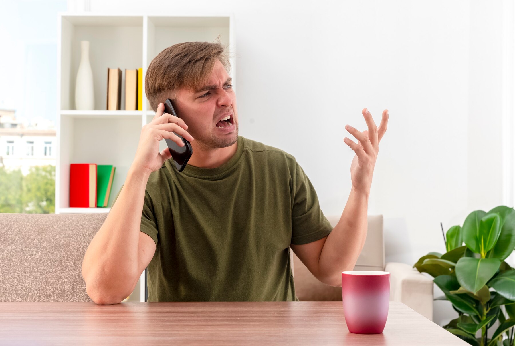 Un hombre enfadado hablando por teléfono | Fuente: Freepik