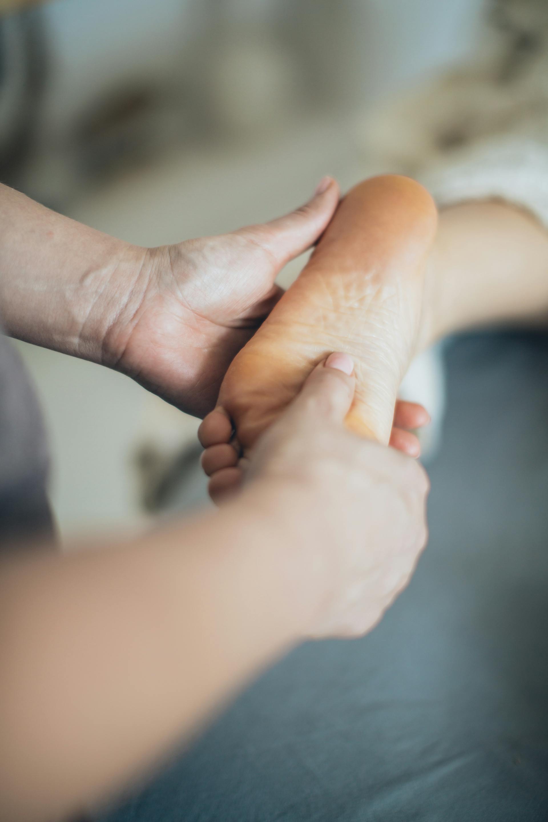Una persona recibiendo un masaje en los pies | Fuente: Pexels