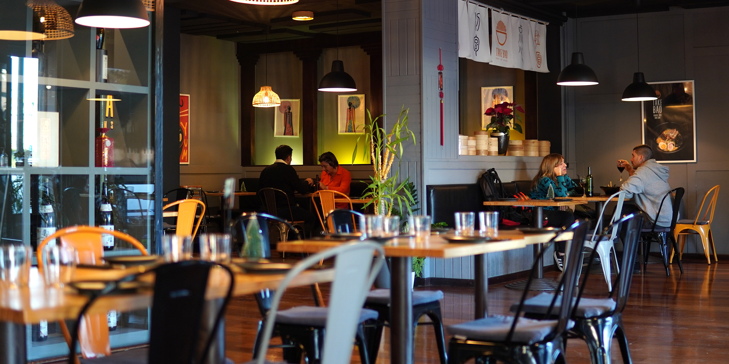 Clientes en una cafetería | Fuente: Shutterstock