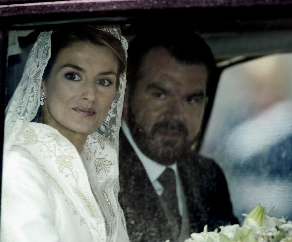 Letizia Ortiz y su padre Jesús Ortiz momentos antes de que ella se casara con Felipe de Borbón el 22 de mayo de 2004 en Madrid. │ Foto: Getty Images