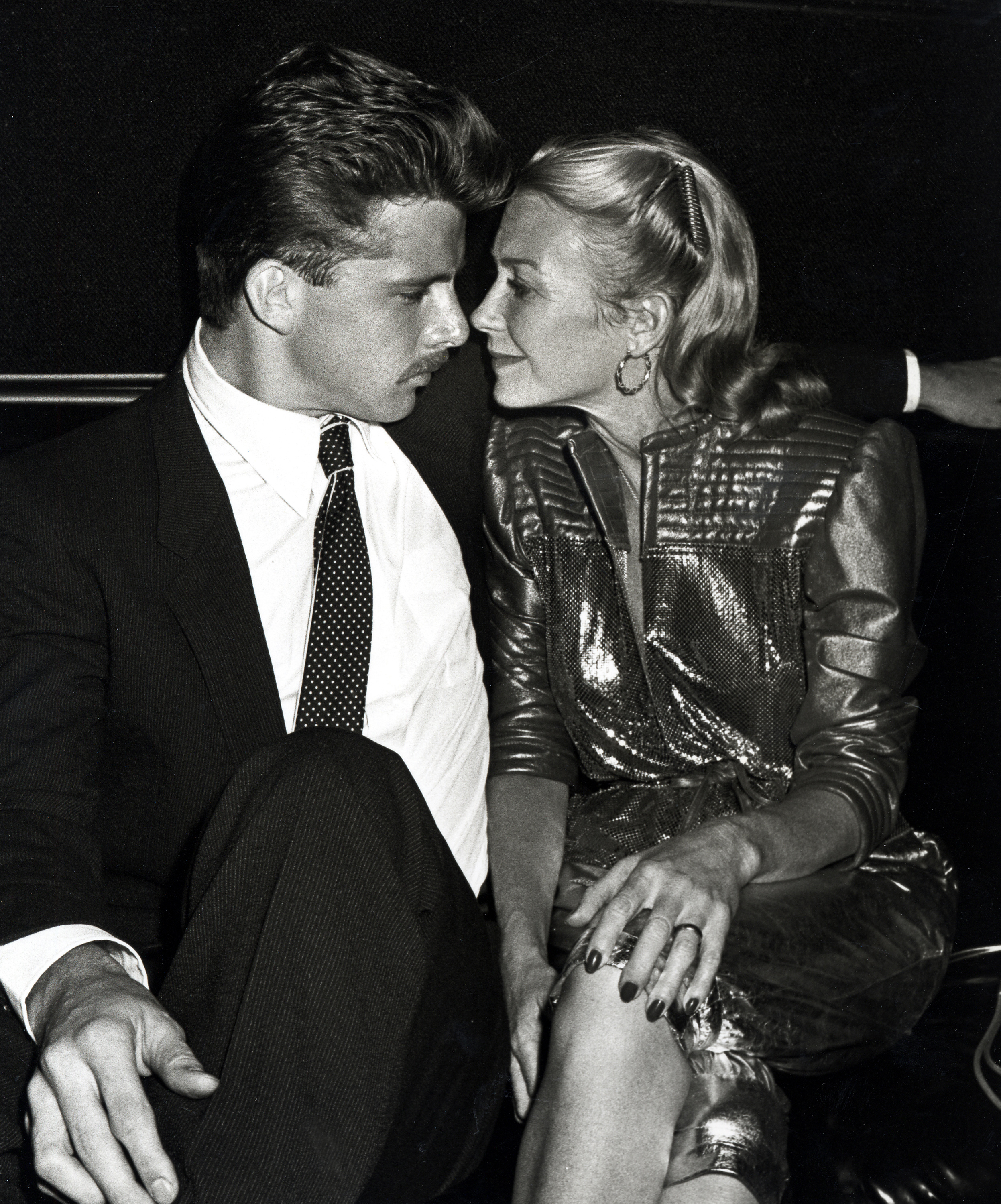 Maxwell Caulfield y Julie Mills en el estreno de "Grease II" en Nueva York, 1982 | Fuente: Getty Images