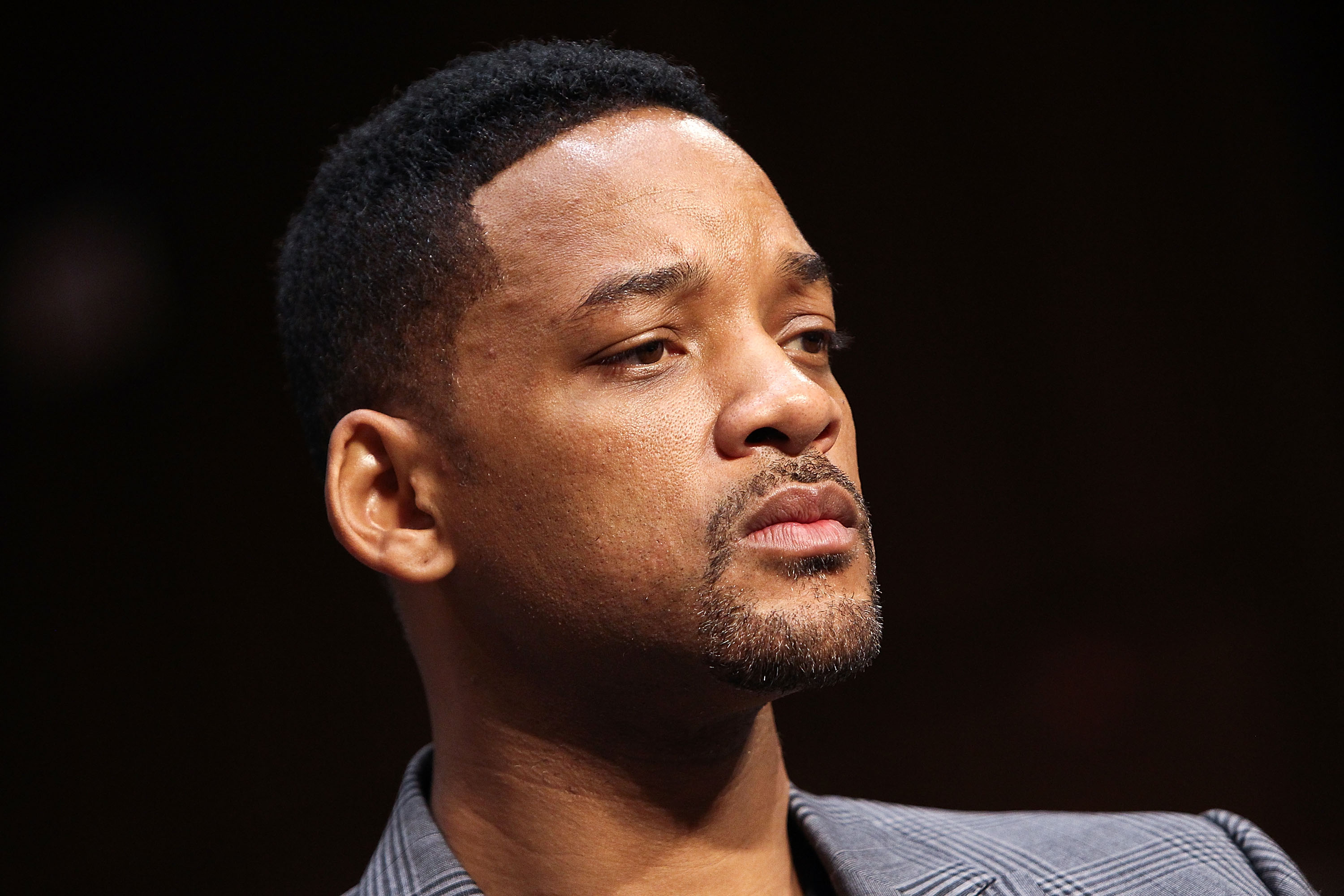 Will Smith escucha un testimonio en la audiencia del Comité "Los próximos diez años en la lucha contra la trata de seres humanos: Atacar el problema con las herramientas adecuadas" en el Hart Senate Office Building el 17 de julio de 2012 en Washington, DC. | Fuente: Getty Images