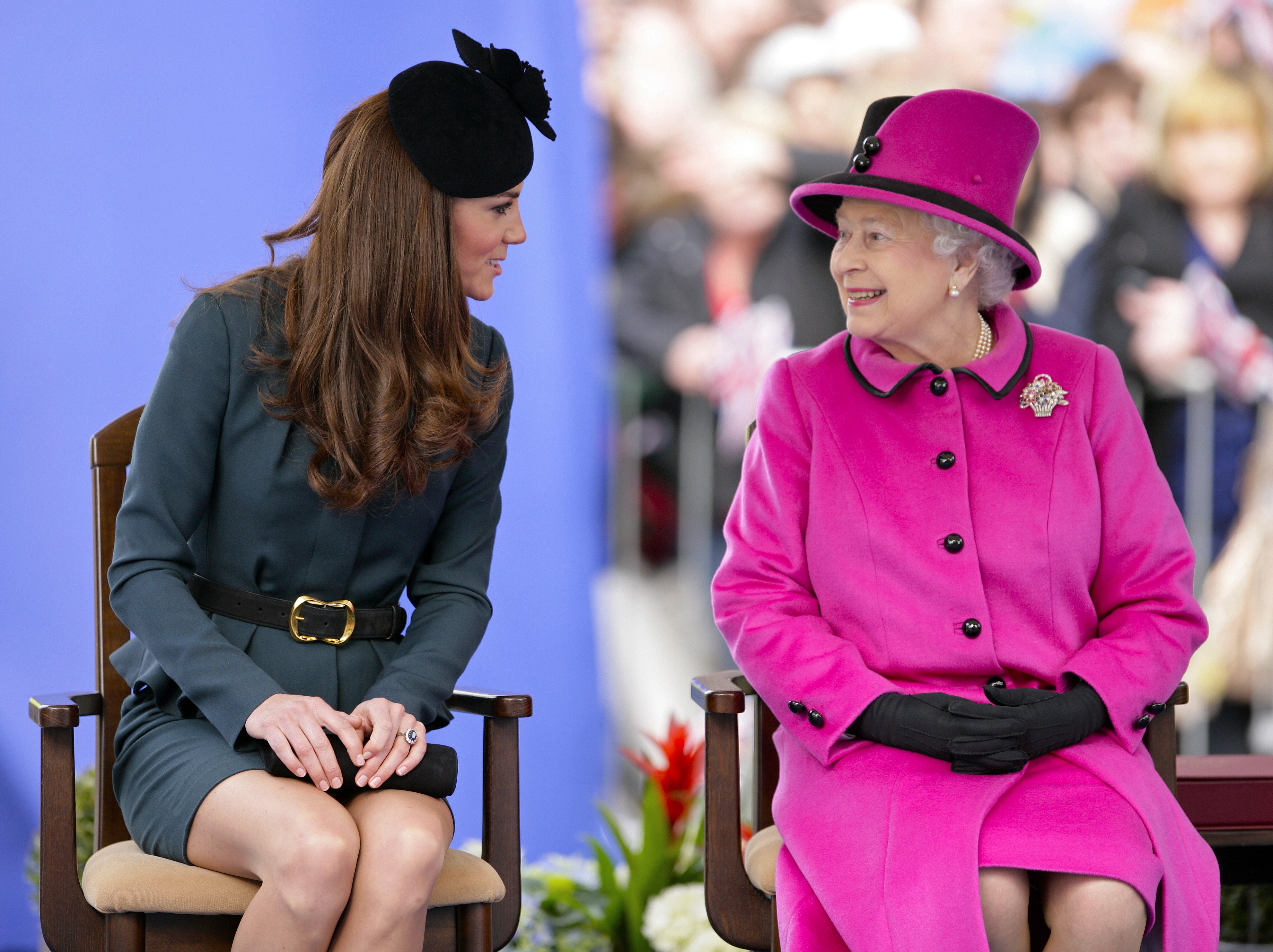 Catherine, duquesa de Cambridge, la reina Elizabeth II y el príncipe Philip, duque de Edimburgo, el 8 de marzo de 2012 en Leicester, Inglaterra. | Foto: Getty Images