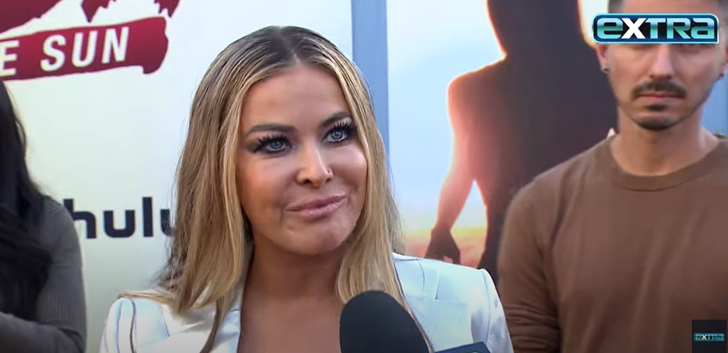 La actriz hablando de sus problemas mientras trabajaba en "Baywatch" en un clip con fecha del 27 de agosto de 2024 | Fuente: YouTube/extratv