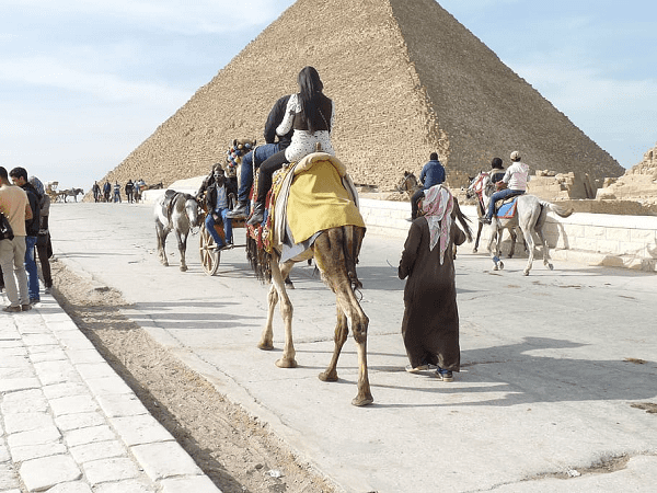 Turistas en las pirámides de Egipto. | Foto Pxfuel