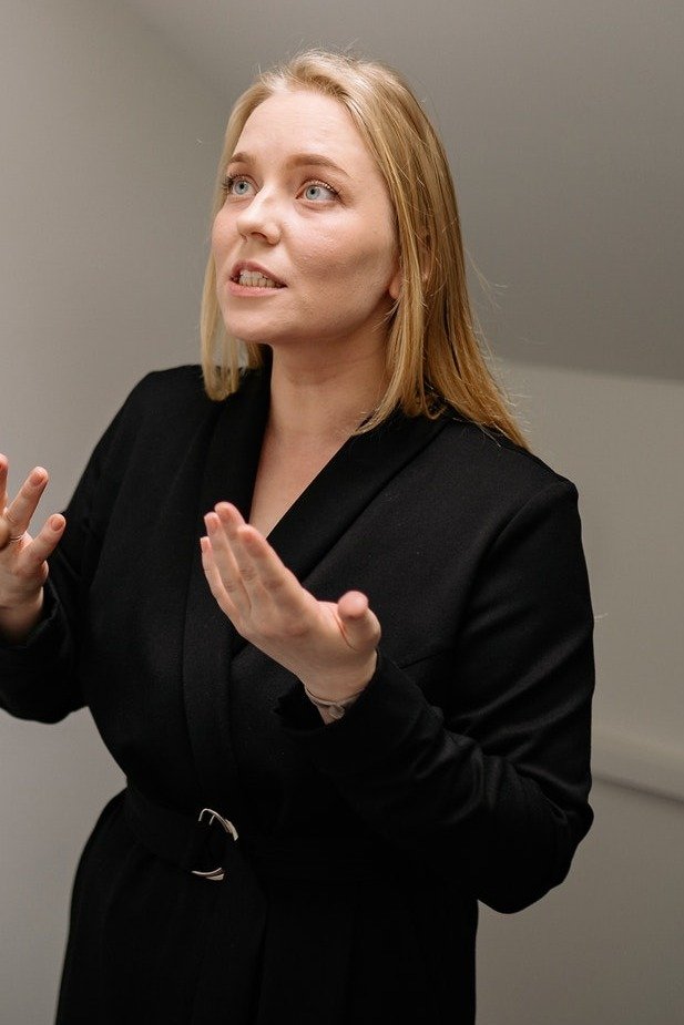 Una mujer con rostro enojado discutiendo. | Foto: Pexels