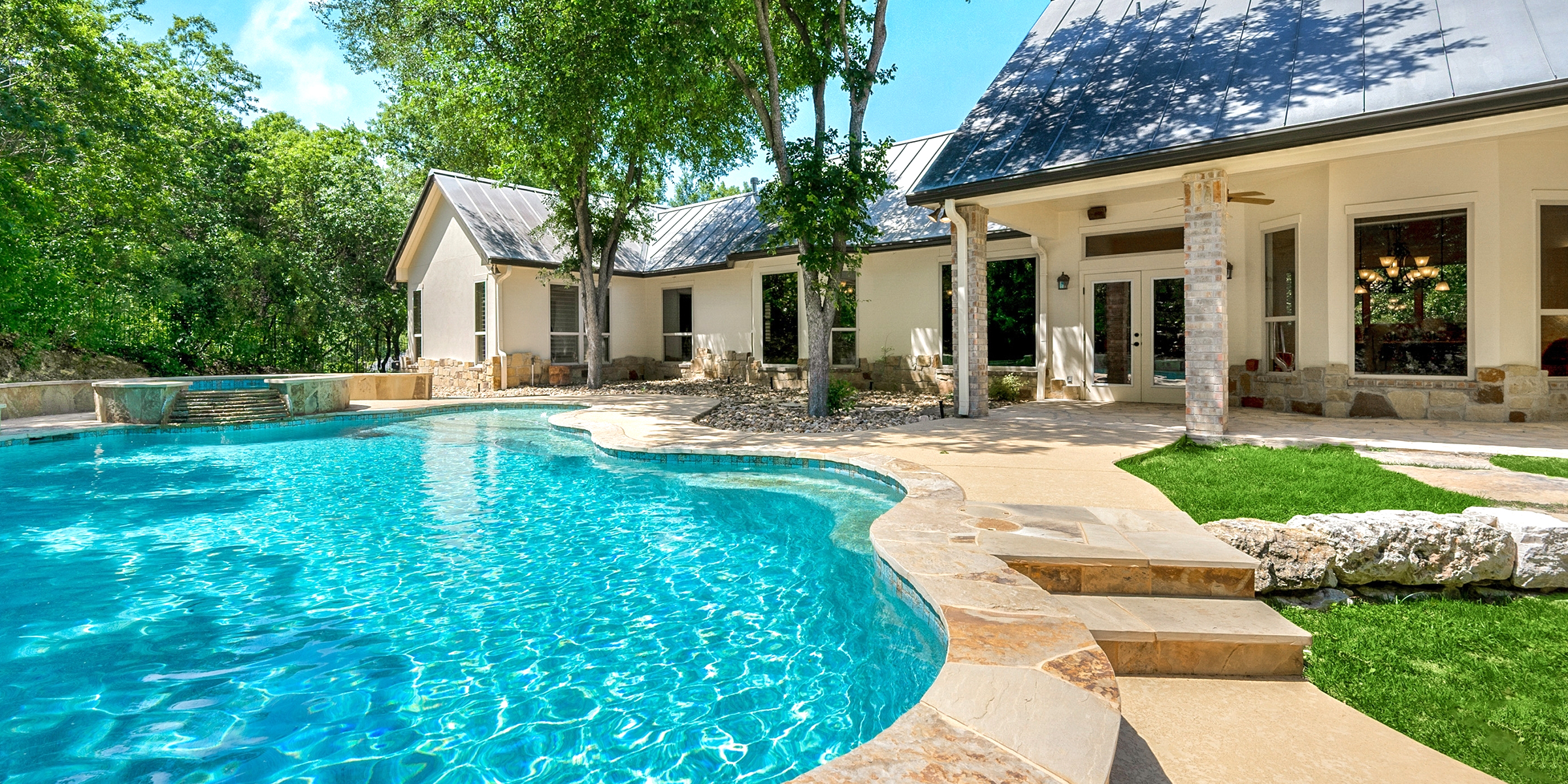 Piscina junto a una hermosa casa | Fuente: Shutterstock