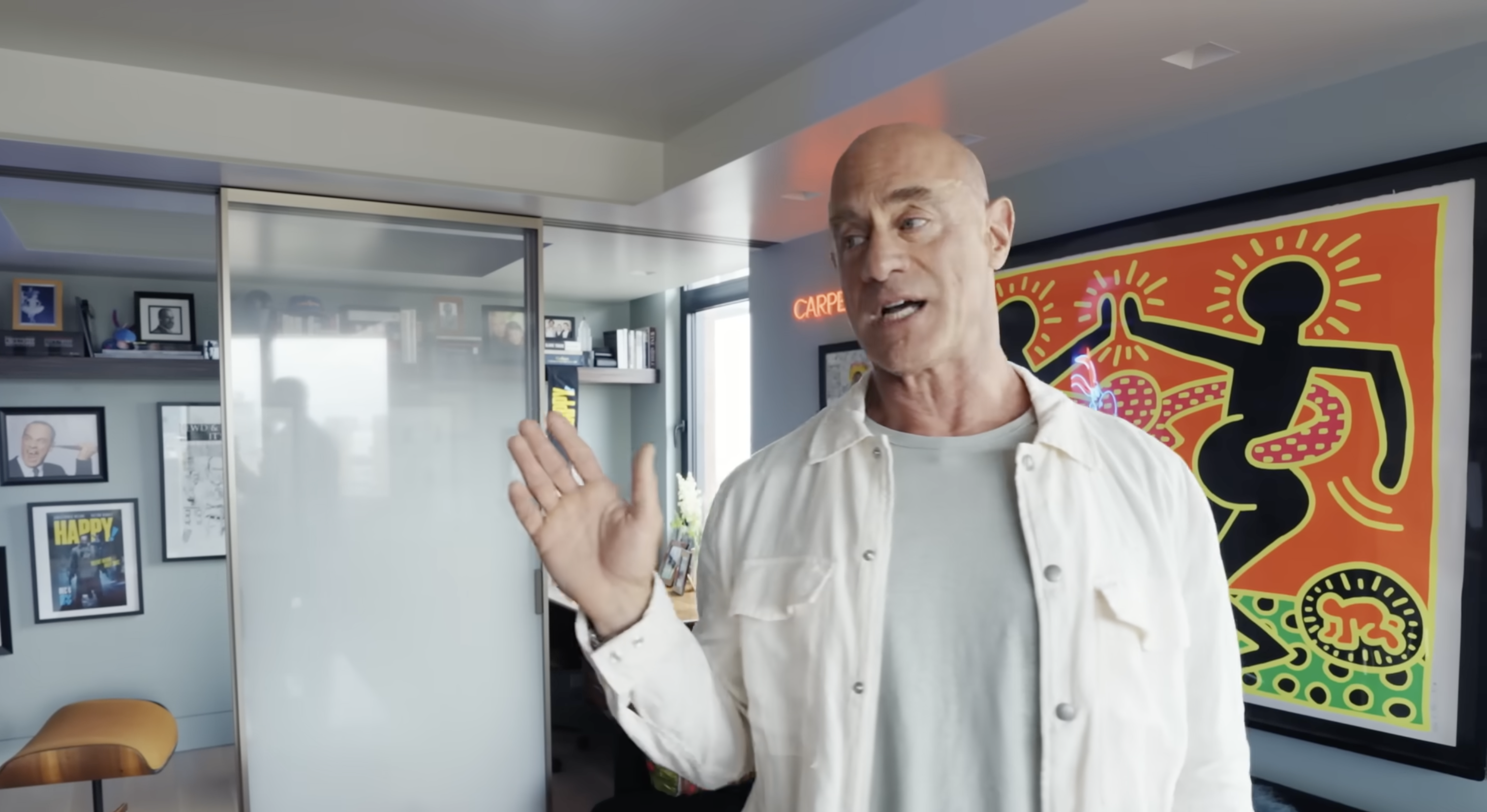 La divertida zona de estar de Christopher Meloni | Fuente: YouTube/Architectural Digest