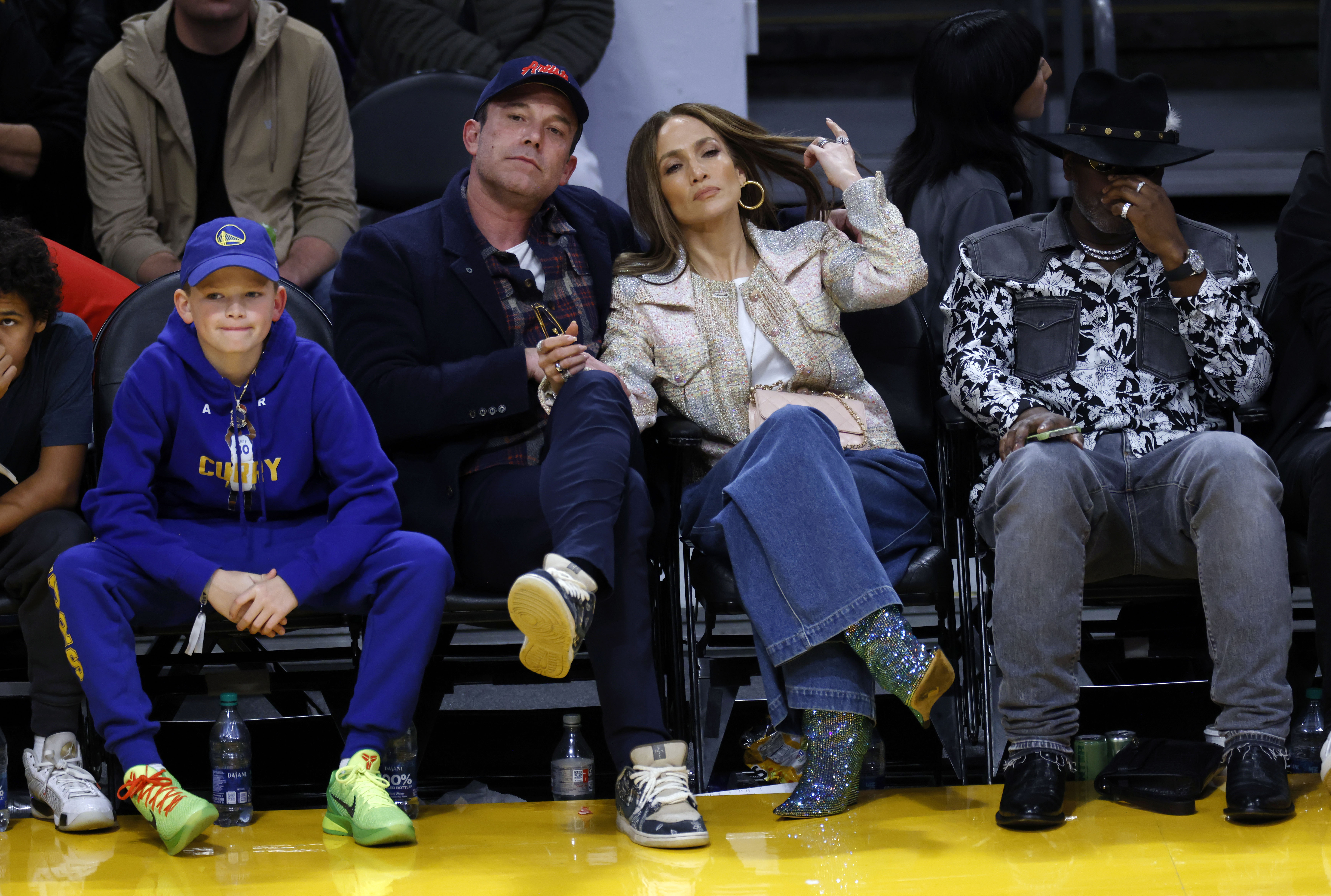 Samuel y Ben Affleck con Jennifer Lopez en el partido de Los Angeles Lakers y Golden State Warriors en Los Angeles, California, el 16 de marzo de 2024 | Foto: Getty Images