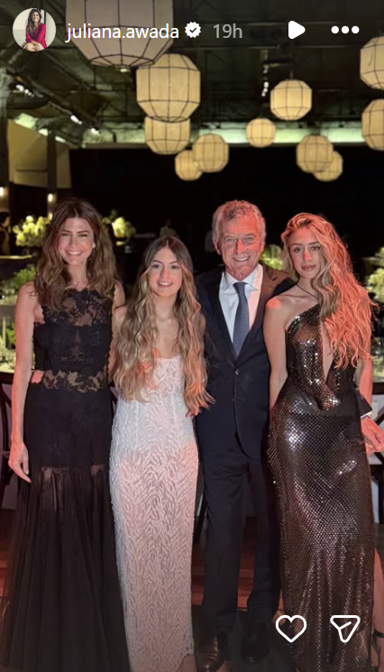 La familia posa reunida en el salón: Juliana Awada destaca con su vestido negro de encaje y transparencias, mientras que Antonia Macri resalta como quinceañera con su diseño claro bordado. Mauricio Macri viste un sobrio traje oscuro con camisa blanca y corbata gris azulada. A la derecha, Valentina Barbier complementa la postal con su vestido brillante de malla metalizada y un solo hombro. | Fuente: Instagram/juliana.awada