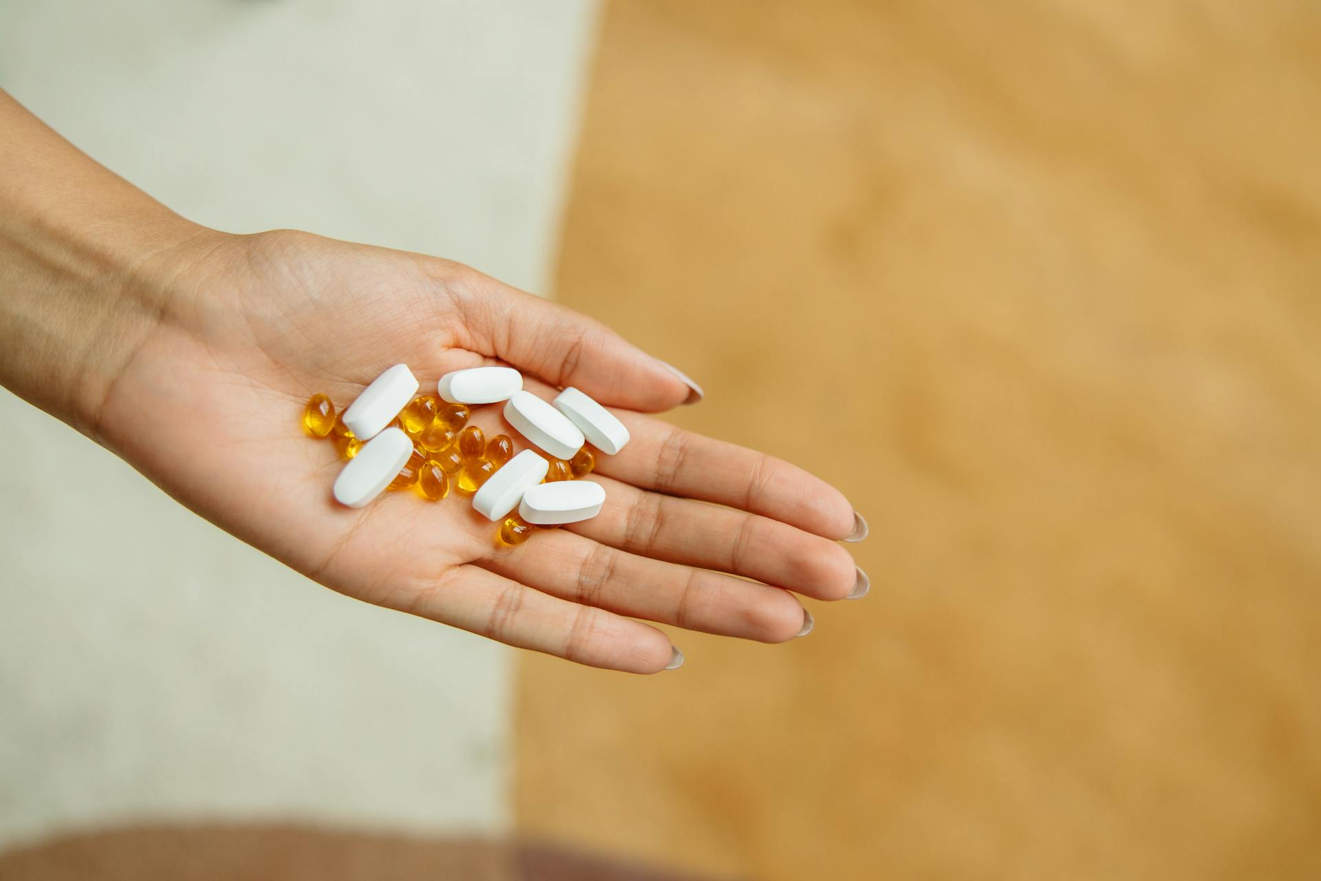 Una persona con pastillas en la mano | Foto: Pexels
