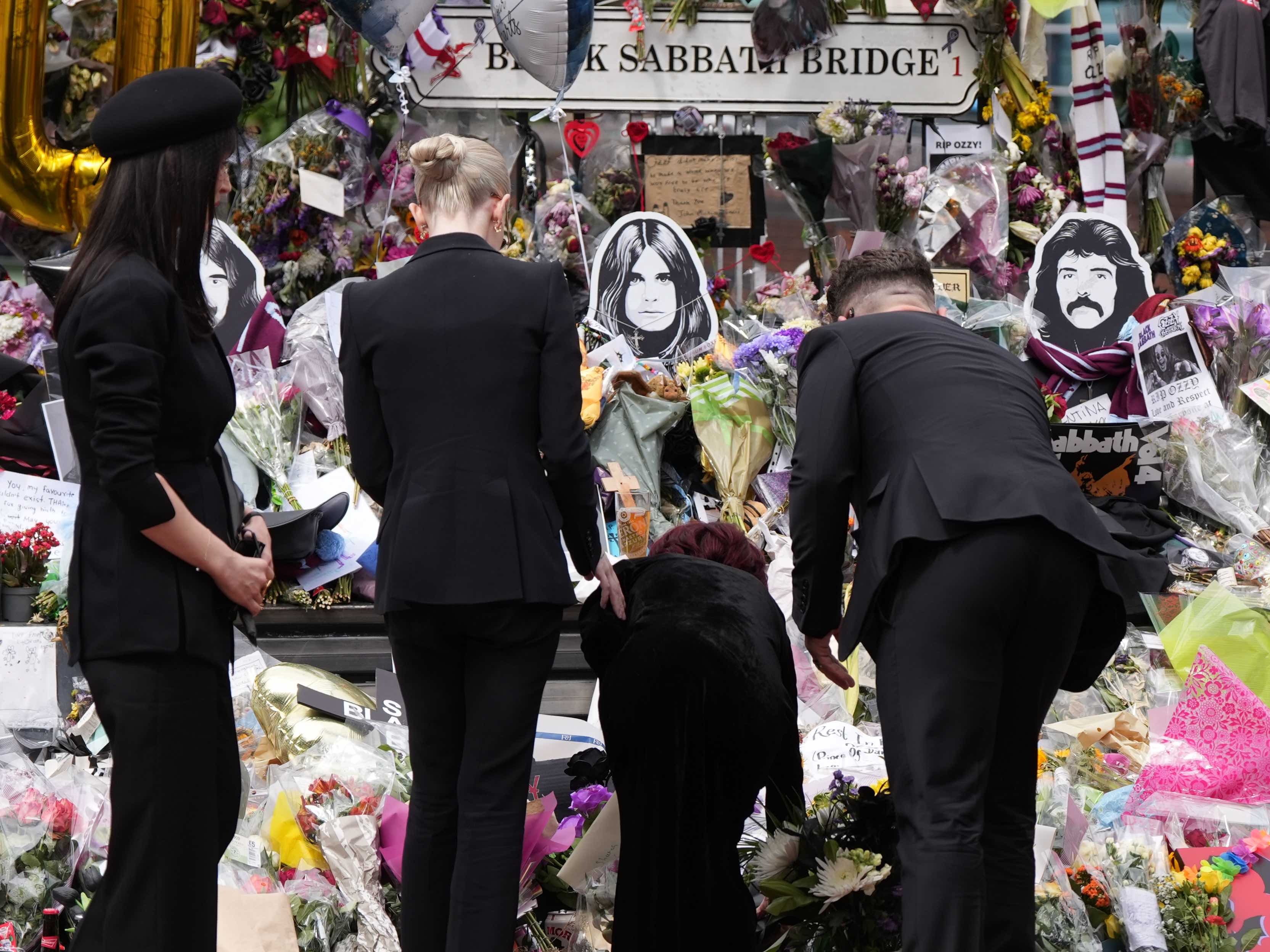 La viuda de Ozzy Osbourne, Sharon Osbourne y sus hijos miran las ofrendas florales durante el funeral de Ozzy en Birmingham el 30 de julio de 2025 | Fuente: Getty Images