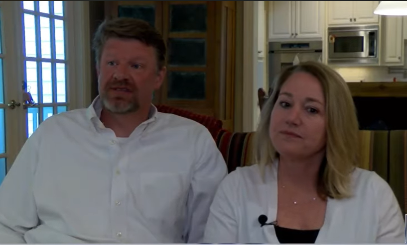 Los padres de Hunter Schafer, Mac y Katy, de un vídeo del 14 de mayo de 2016 | Fuente: YouTube/@CBS17