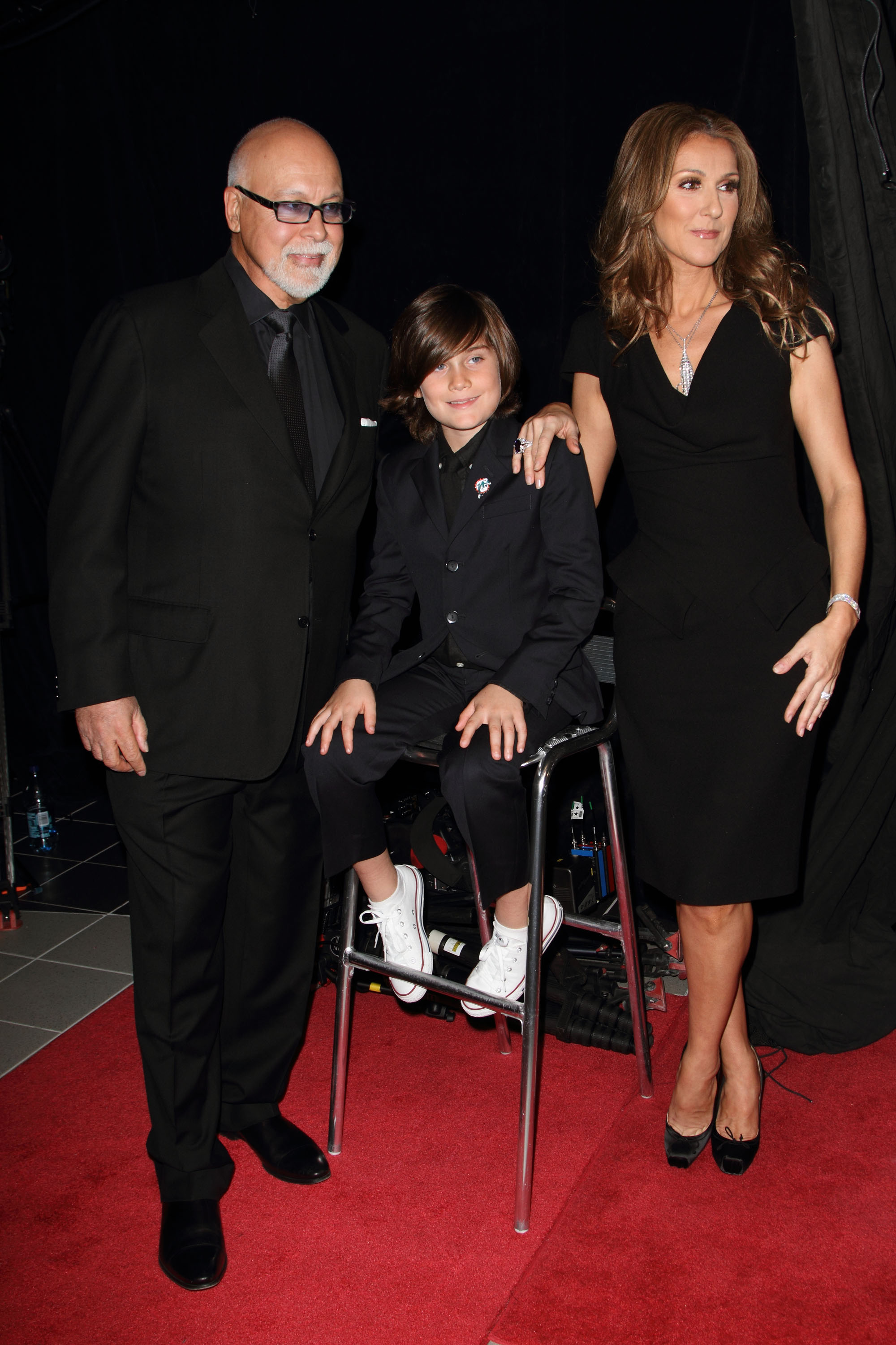 René Angélil, René-Charles Angélil y Céline Dion asisten al estreno de "Céline: Through The Eyes of The World" el 16 de febrero de 2010 en Miami Beach, Florida. | Fuente: Getty Images