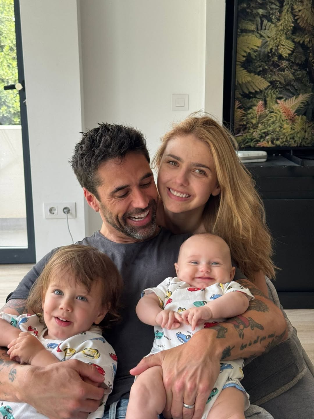 Michelle Renaud junto a su esposo Matías Novoa y sus hijos, Milo y Milán | Fuente: Instagram/michellerenaud