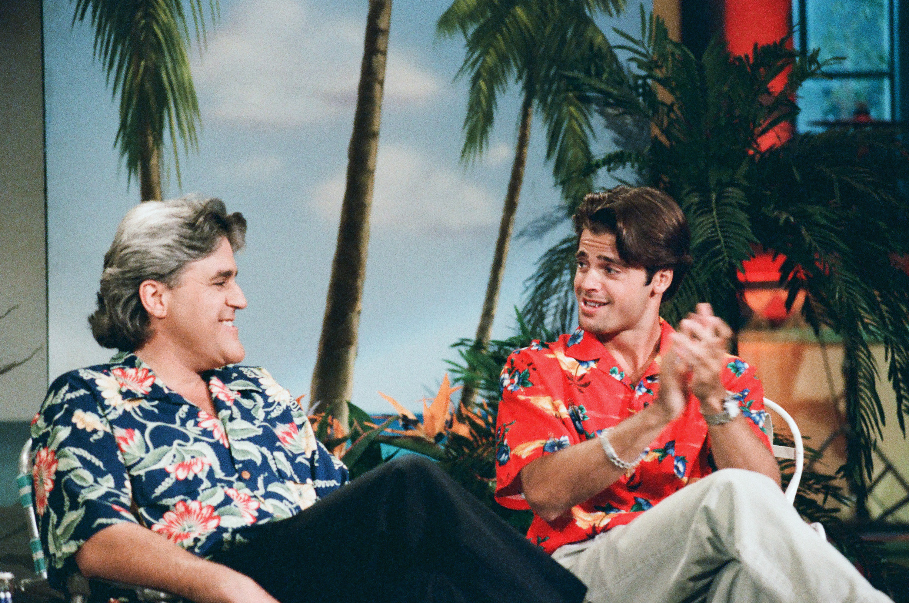 El presentador Jay Leno y el actor durante el sketch "Good Vacation/ Bad Vacation" el 11 de junio de 1996 | Fuente: Getty Images