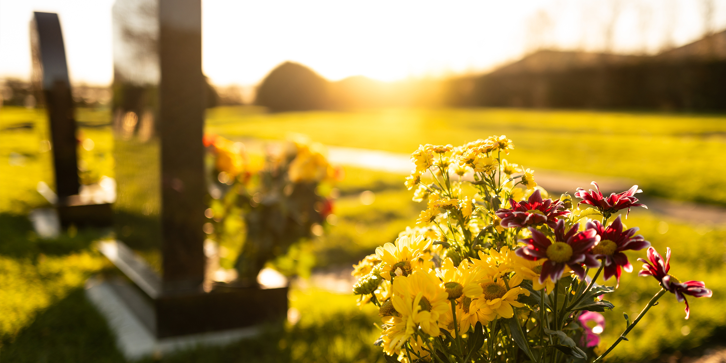 Una puesta de sol en un cementerio | Fuente: Shutterstock