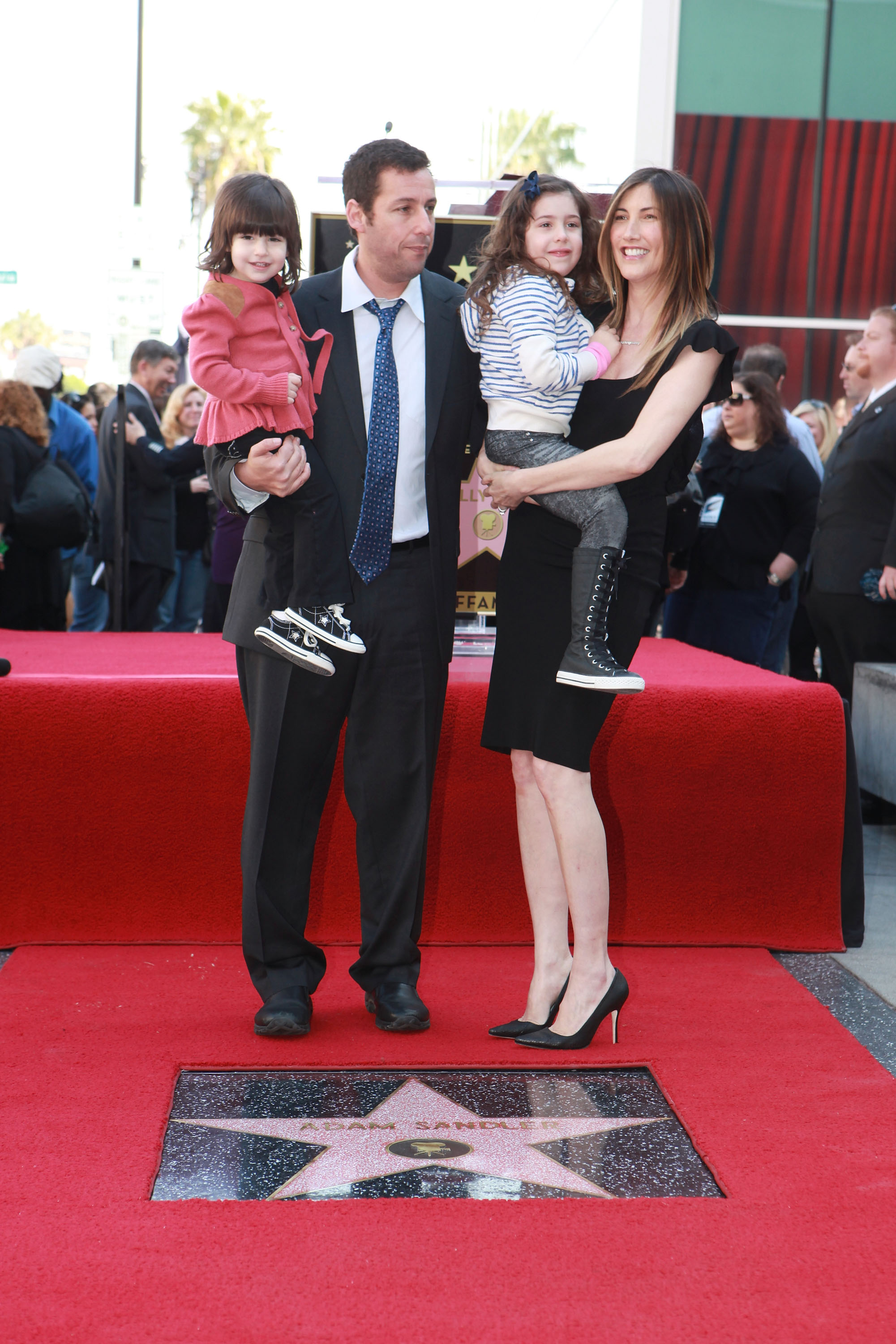 Adam con Jackie, Sadie y Sunny Sandler en la ceremonia de entrega de su estrella en el Paseo de la Fama de Hollywood, el 1 de febrero de 2011 | Fuente: Getty Images