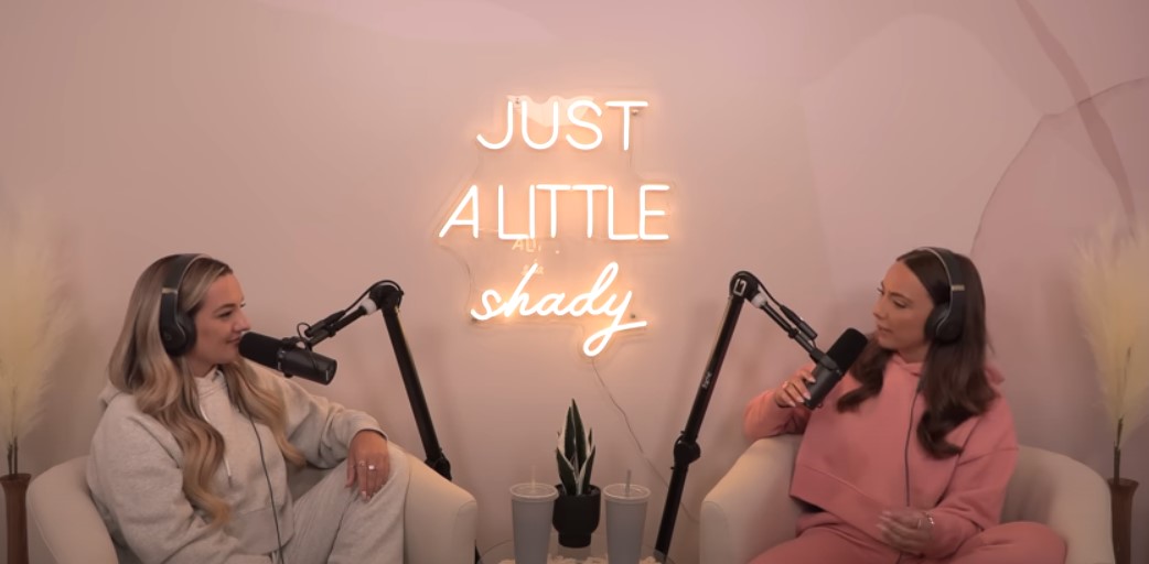 Brittany Edney y Haily Jade en el podcast Just a Little Shady el 15 de julio de 2022 | Fuente: YouTube/just a little shady podcast