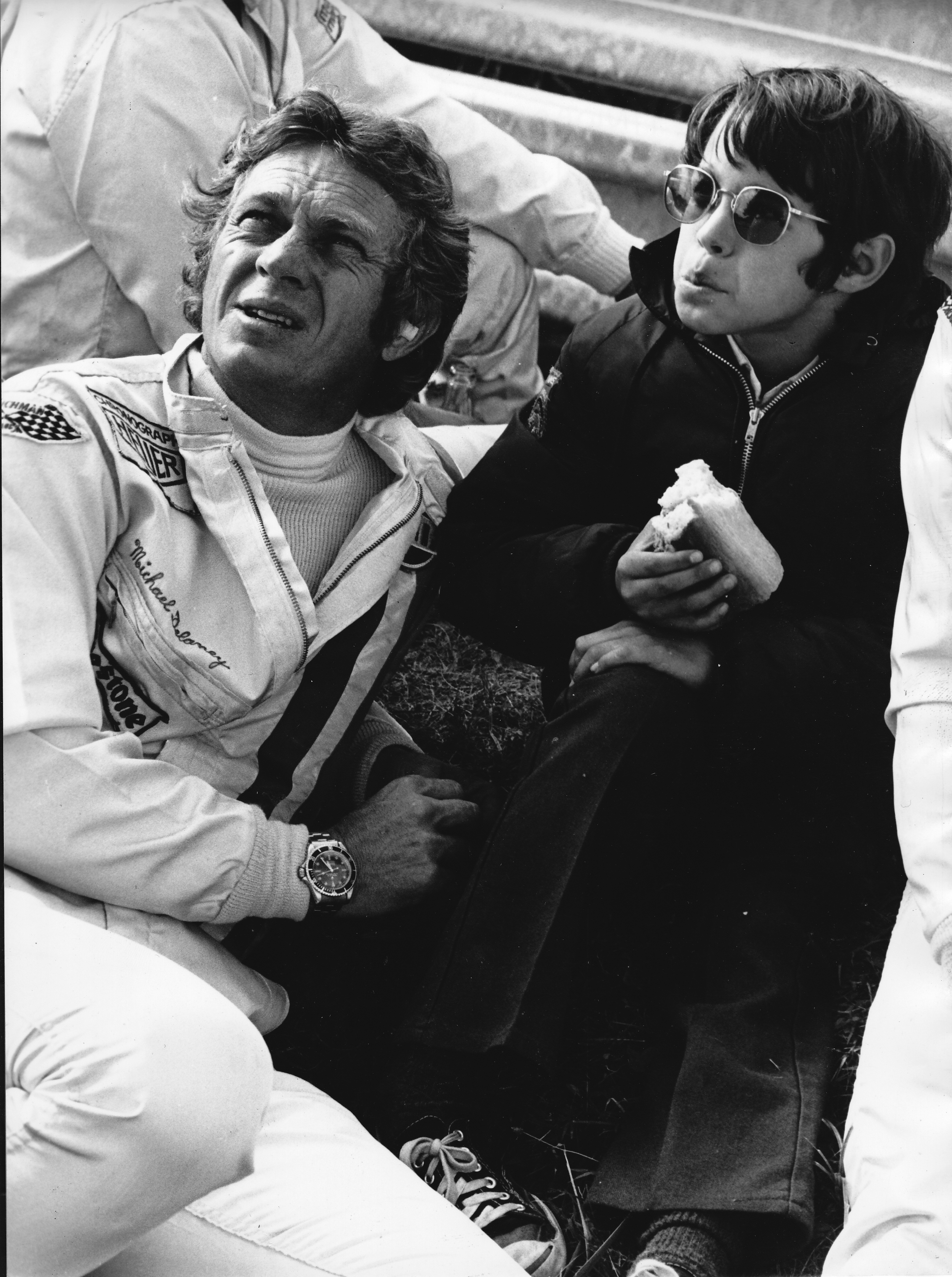 El actor Steve McQueen se relaja con su hijo Chad McQueen mientras protagoniza la película 'Le Mans' el 24 de junio de 1971, en Le Mans, Francia. | Fuente: Getty Images