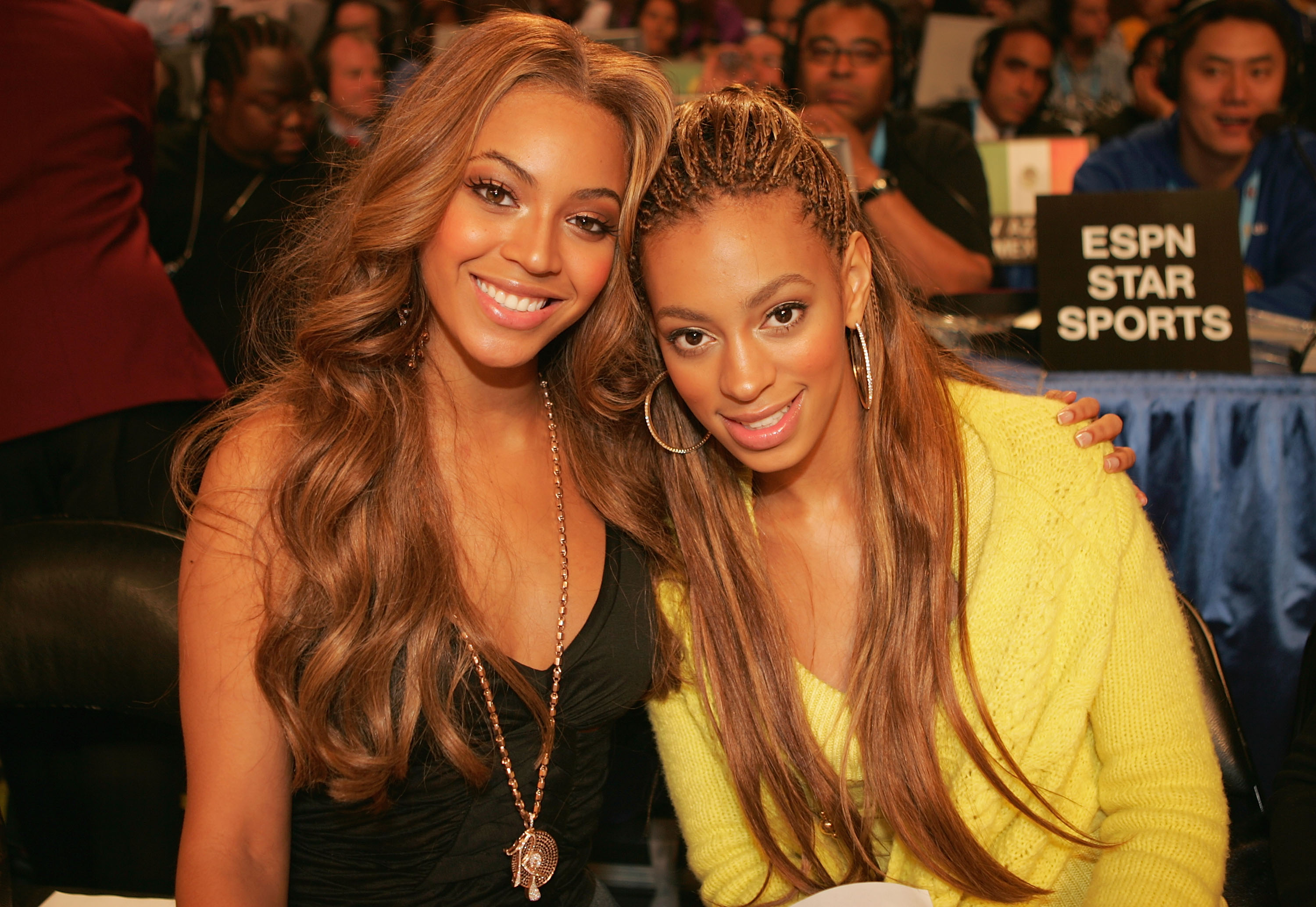 Beyonce y Solange Knowles posan juntas en el Partido de las Estrellas de la NBA 2005 en el Pepsi Center de Denver, Colorado, el 20 de febrero de 2005 | Fuente: Getty Images