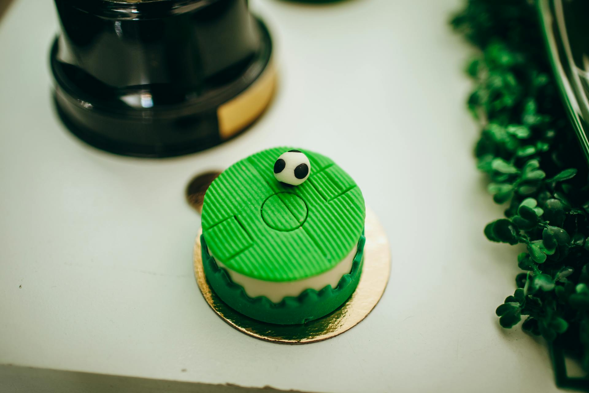 Pastel de cumpleaños con temática de fútbol | Fuente: Pexels