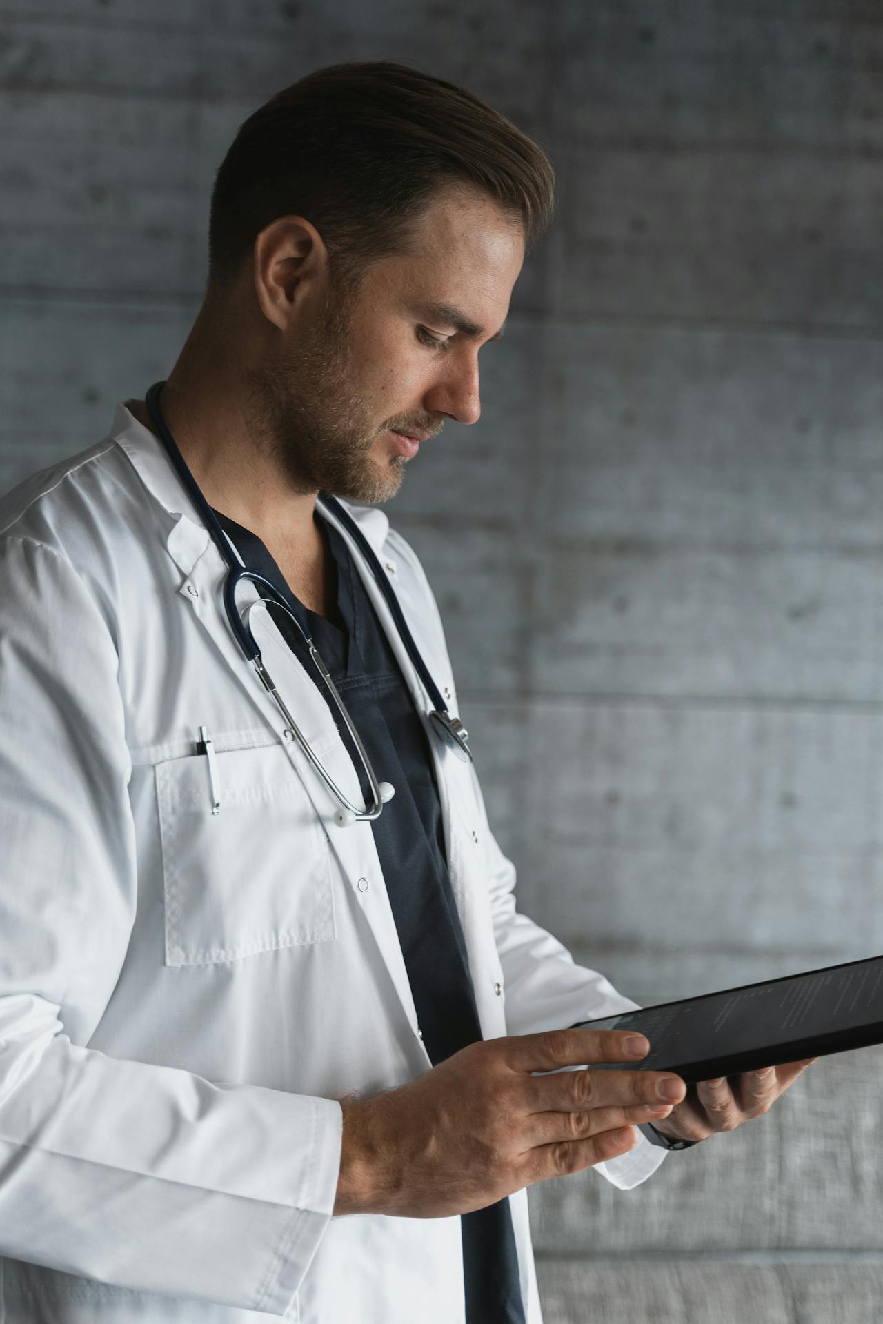 Un médico sujetando una tableta digital | Fuente: Pexels