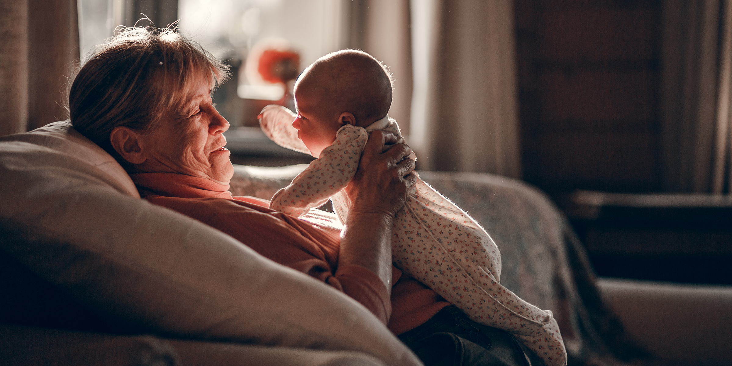 Una mujer mayor cuidando niños | Fuente: Shutterstock