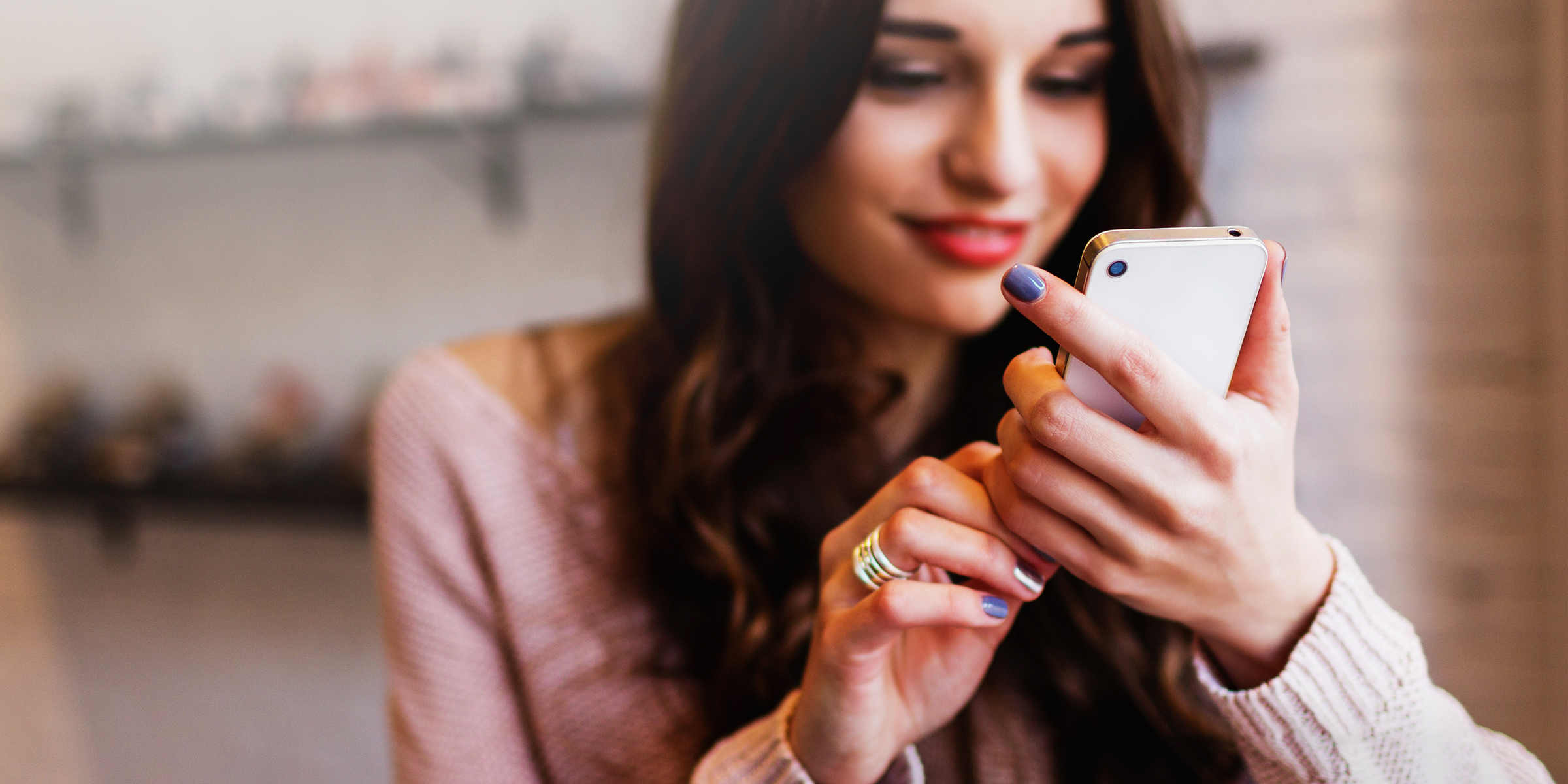 Chica tecleando un mensaje en su teléfono | Foto: Shutterstock