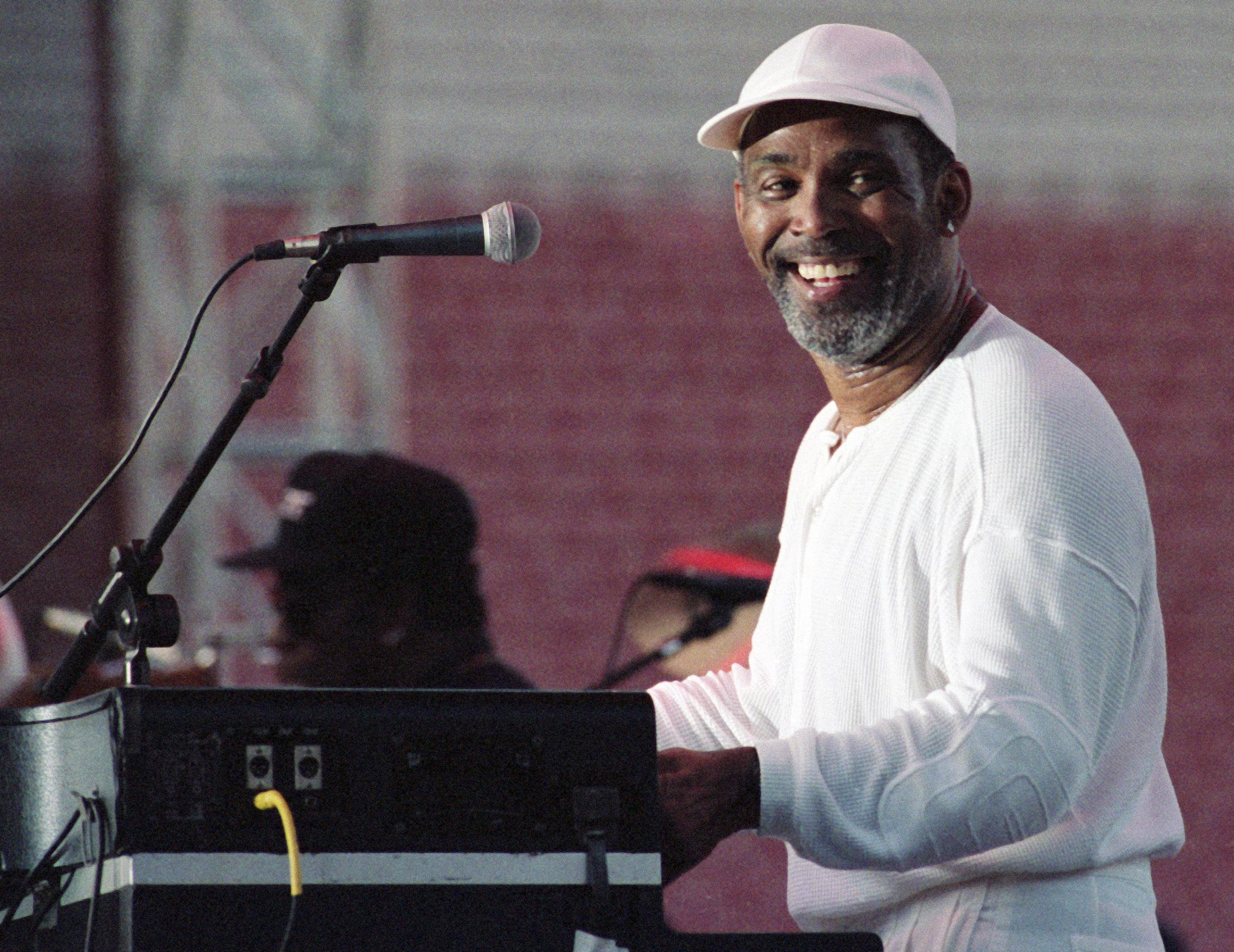 Frankie Beverly, del grupo Maze, actúa en el escenario durante el Budweiser SuperFest en Los Ángeles, California, el 27 de junio de 1998 | Fuente: Getty Images