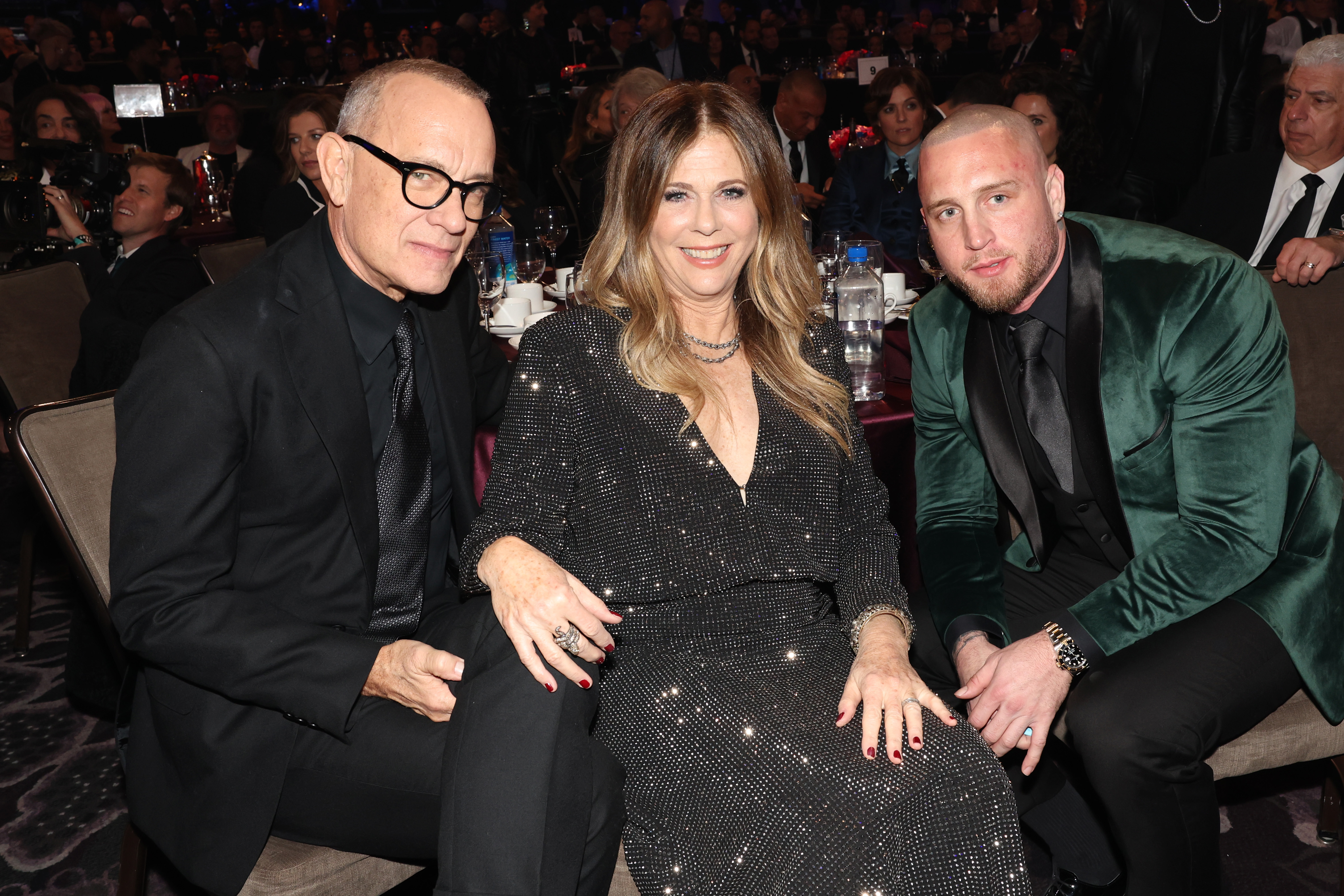 Tom Hanks, Rita Wilson y Chet Hanks en la Gala Pre-GRAMMY y GRAMMY Salute to Industry Icons Honoring Jon Platt el 3 de febrero de 2024, en Los Ángeles, California. | Fuente: Getty Images