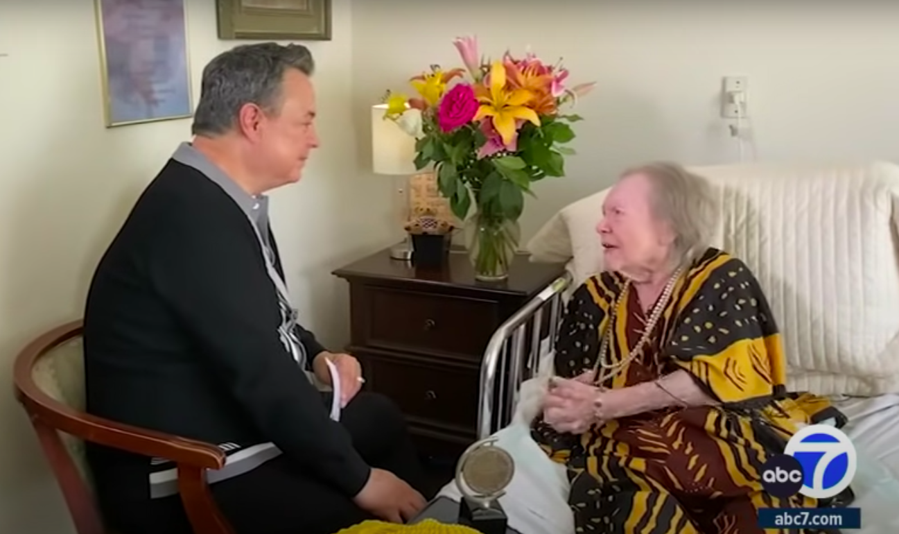Glynis Johns hablando con un entrevistador desde la habitación de su residencia de ancianos el 5 de octubre de 2023 | Foto: YouTube/ABC7