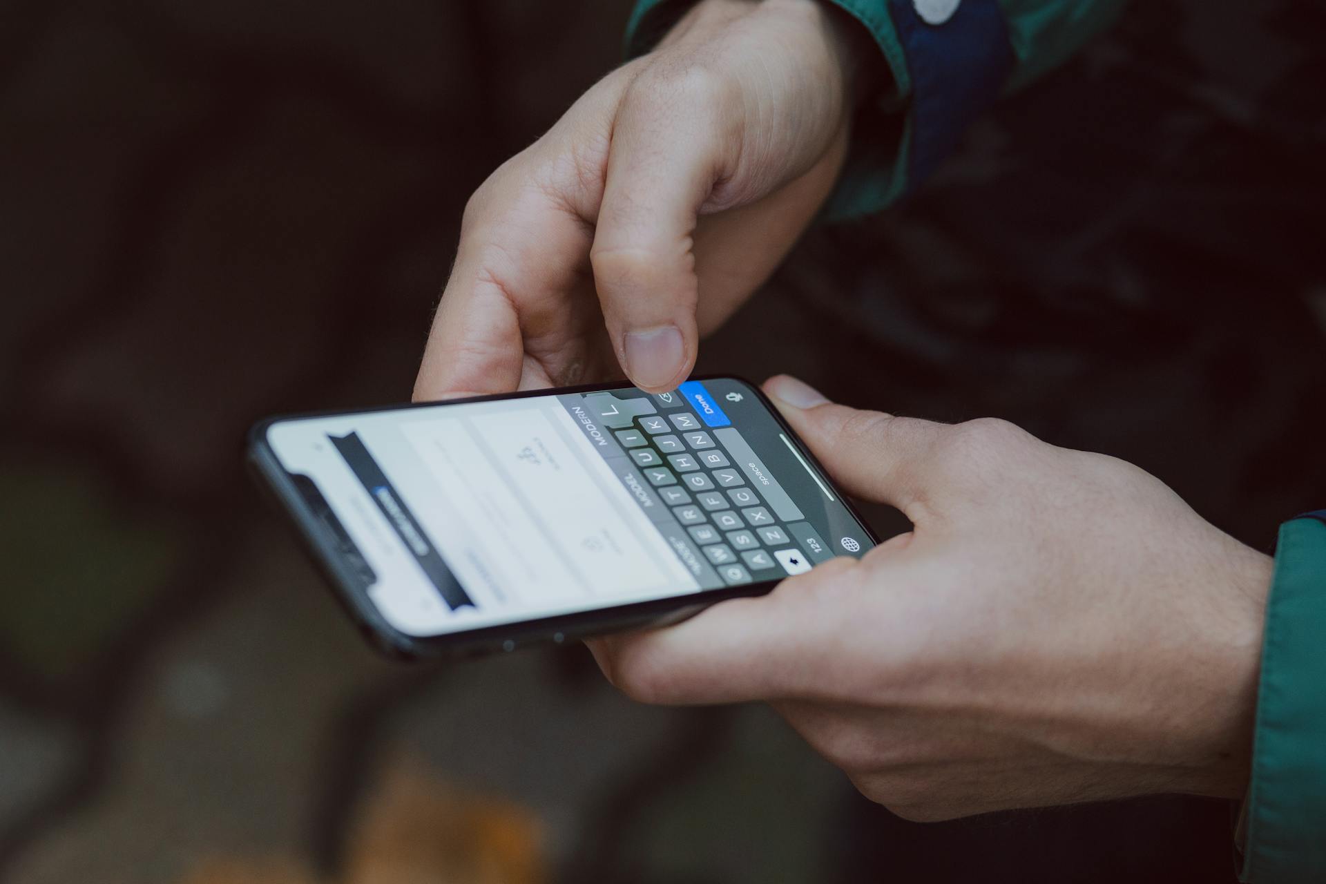 Un hombre usando su teléfono | Fuente: Pexels