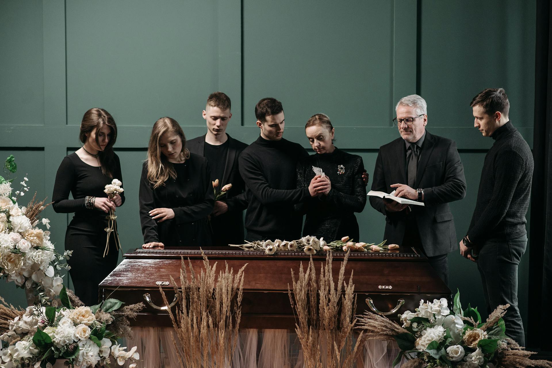 Gente en un funeral | Fuente: Pexels